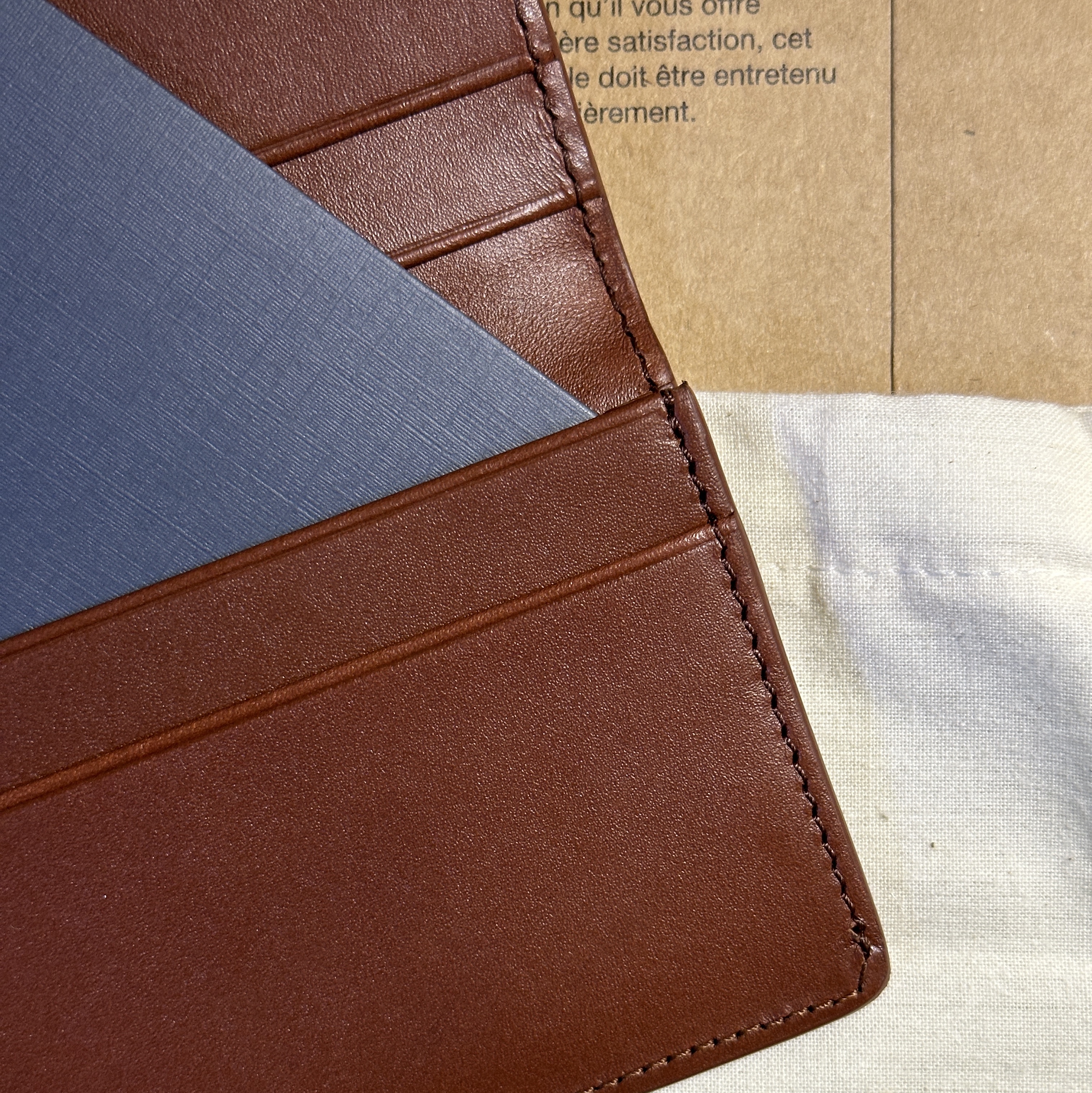 A.P.C. Stefan Horizon Card Holder Nut Brown 착용 스타일 - 2