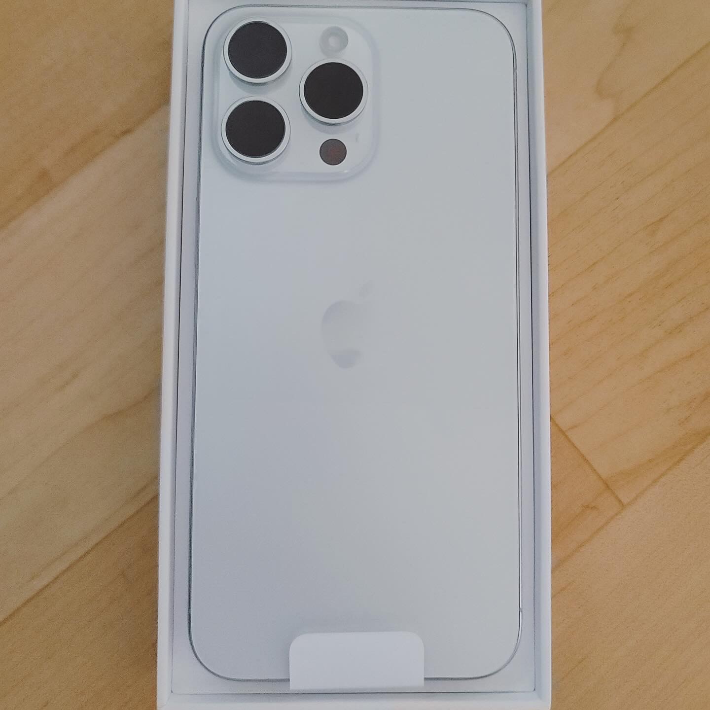 Apple iPhone 15 Pro Max 256GB White Titanium (Korean Ver.) 착용 스타일 - 2