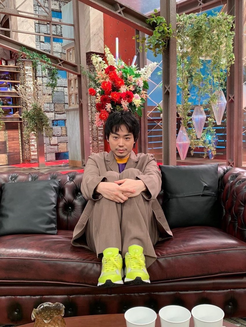 New Balance 2002R Sulphur Yellow 착용 스타일