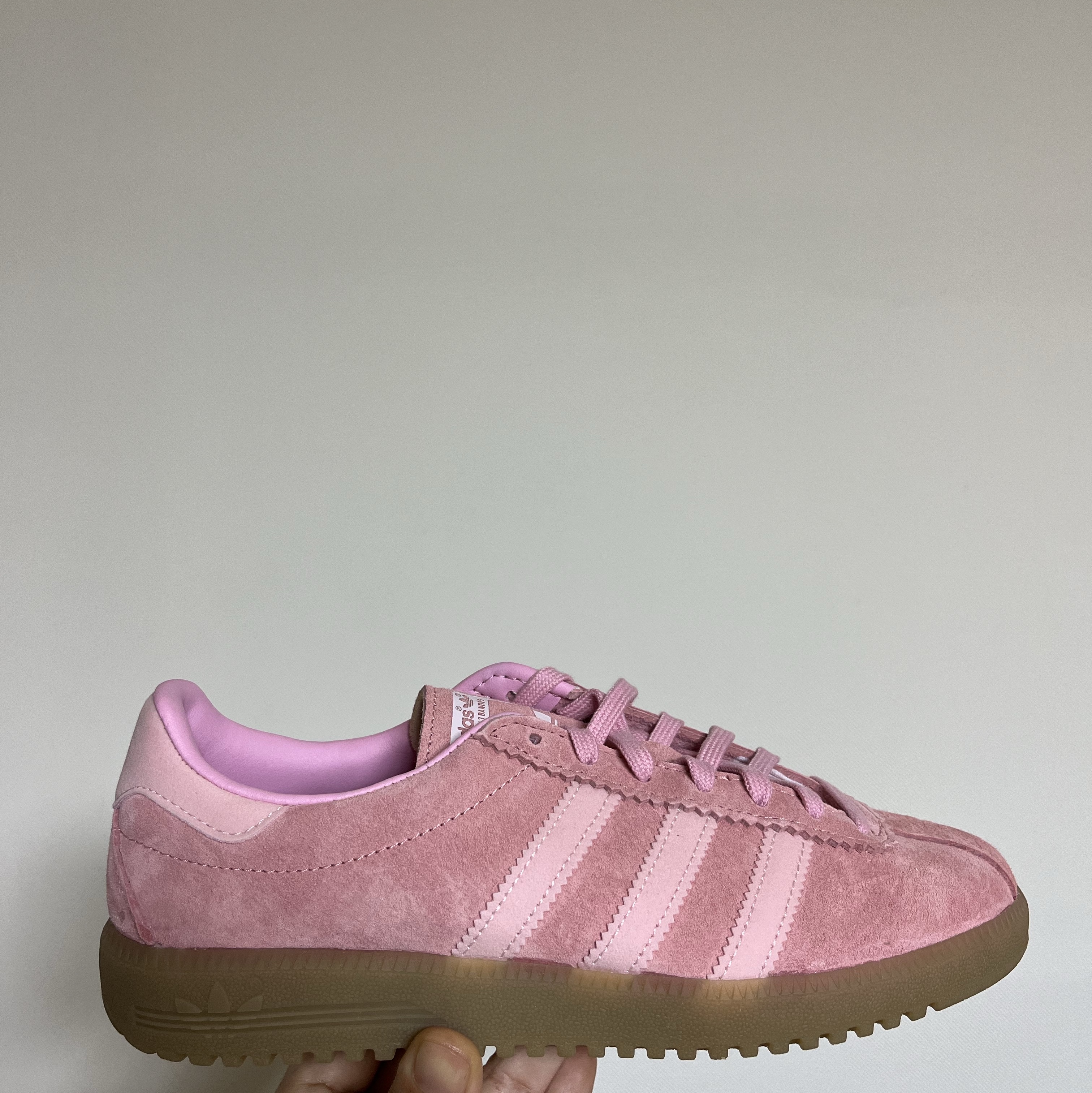 Adidas Bermuda Glow Pink 착용 스타일 - 1