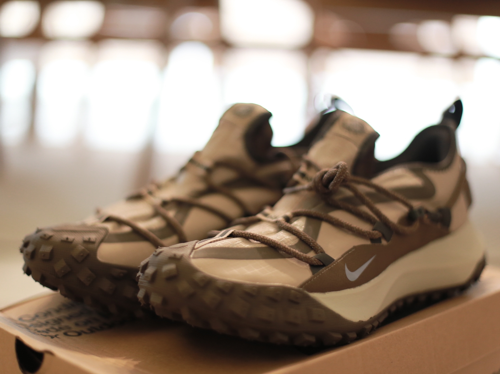 Nike ACG Mountain Fly Low Ironstone 착용 스타일 - 2