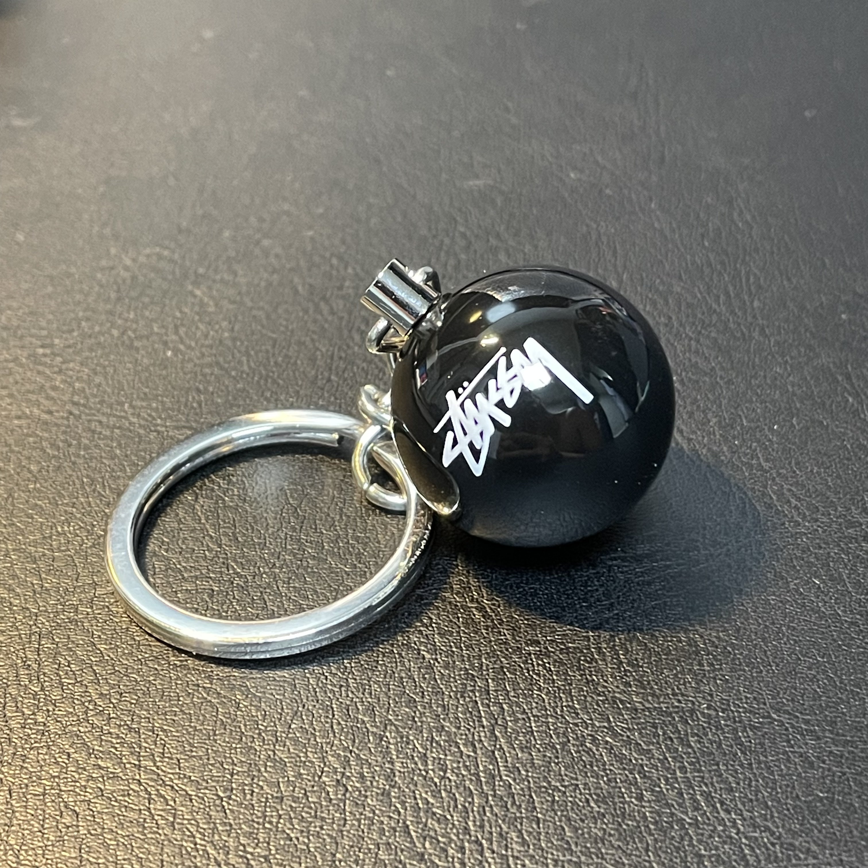 Stussy 8 Ball Keychain Black 착용 스타일 - 2