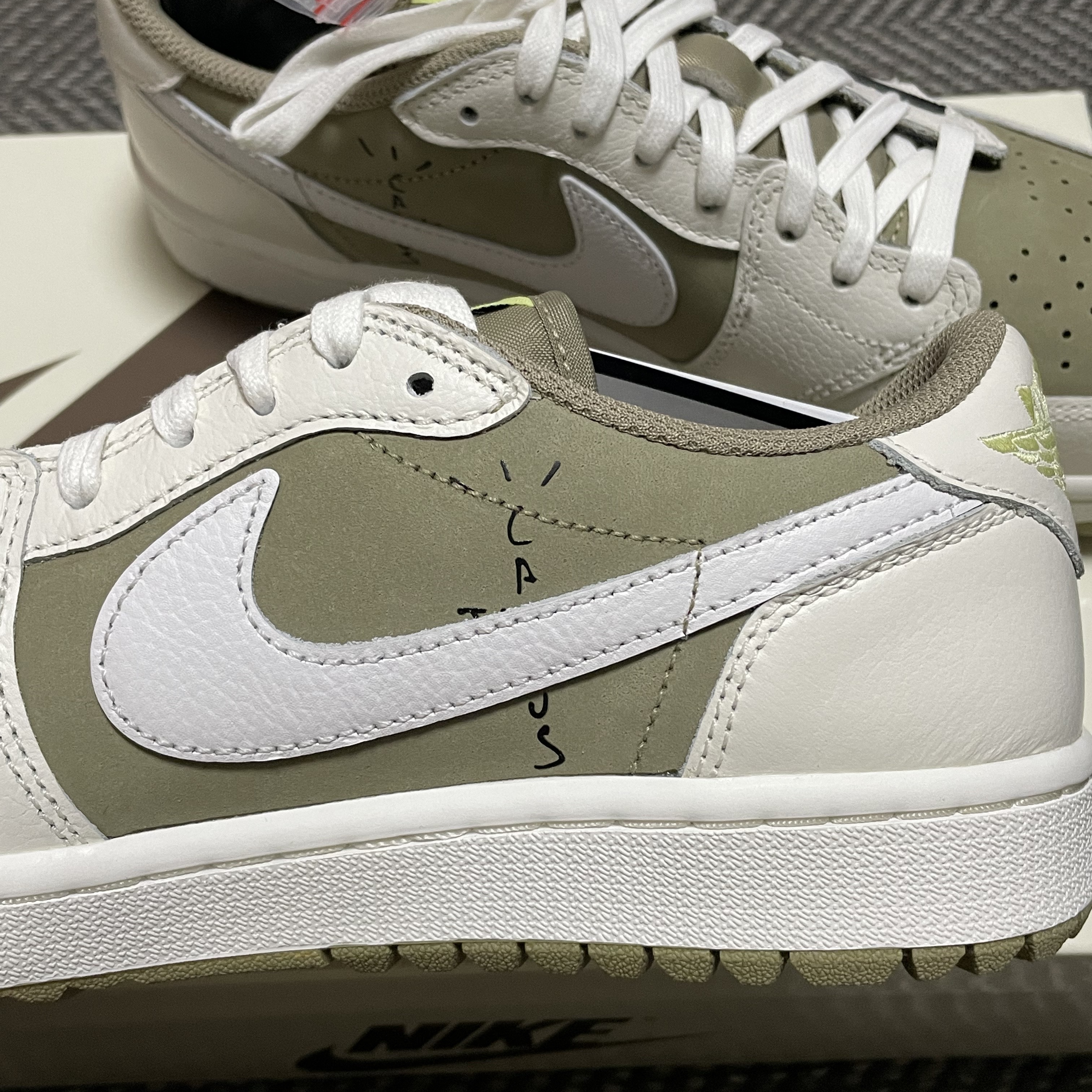 Jordan 1 x Travis Scott Retro Low Golf NRG Neutral Olive 착용 스타일 - 2