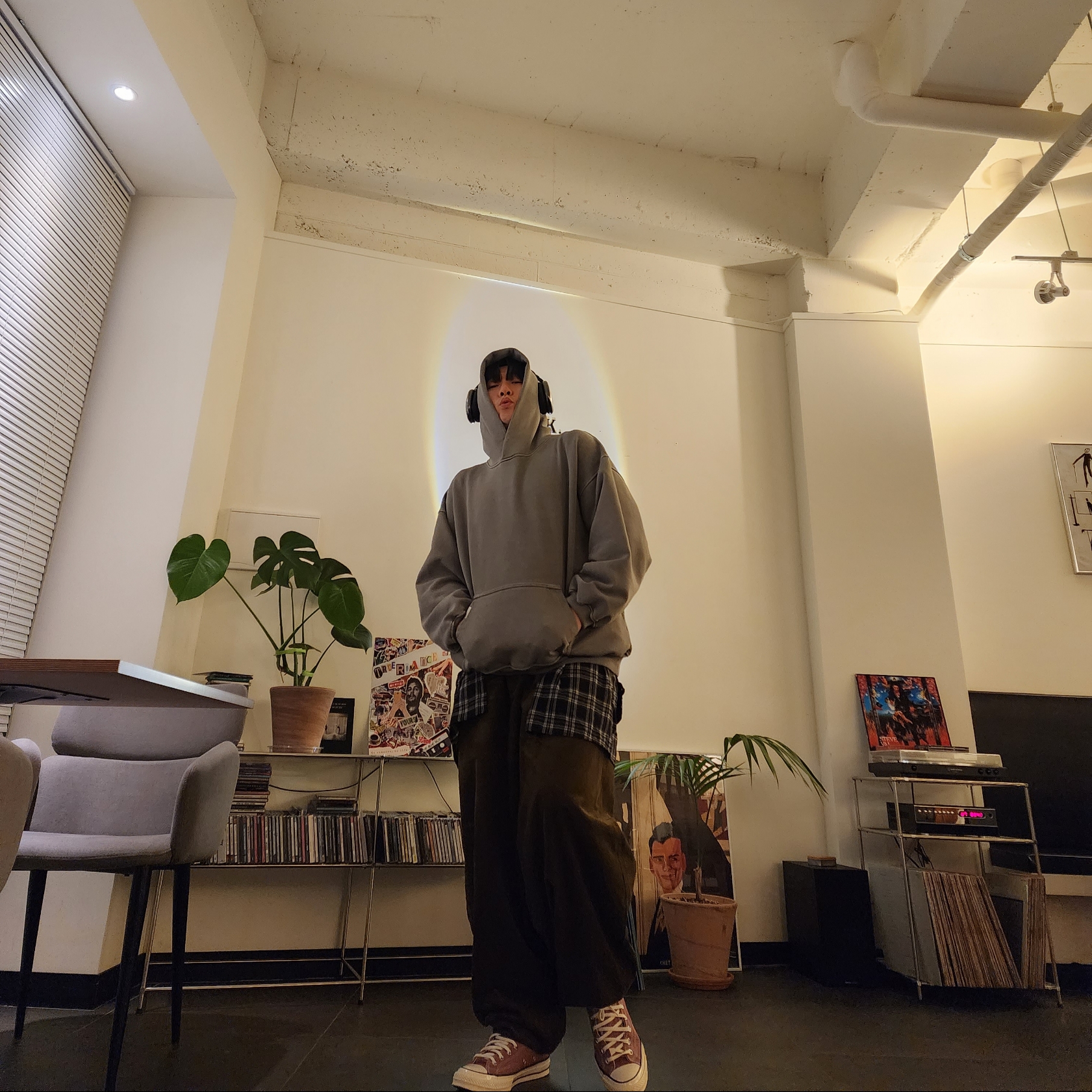Converse Chuck 70 High Pink Aura, Apple AirPods Max Lightning Space Gray (Korean Ver.) 착용 스타일 - 4