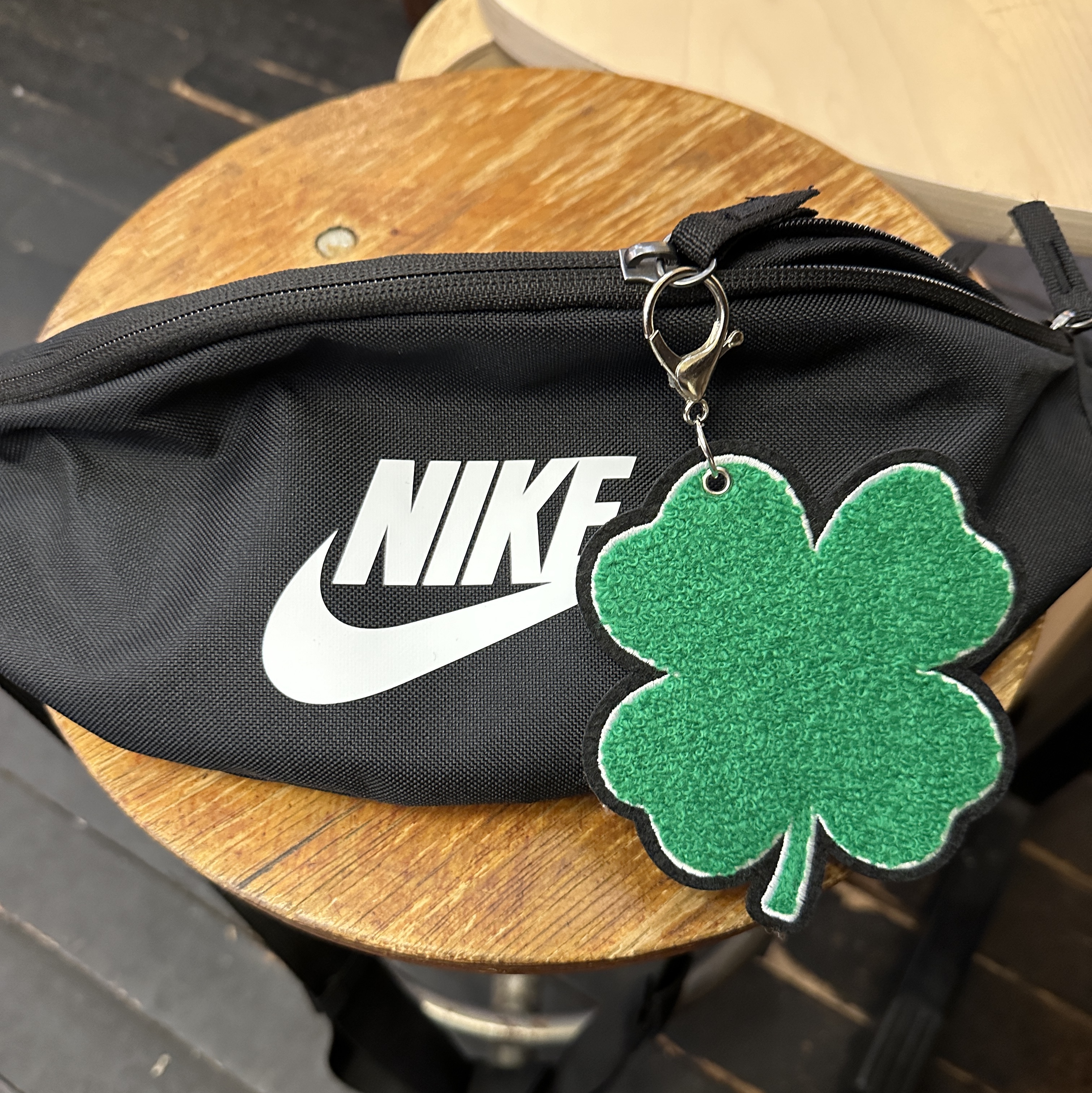 Nike Heritage Waistpack Black 착용 스타일