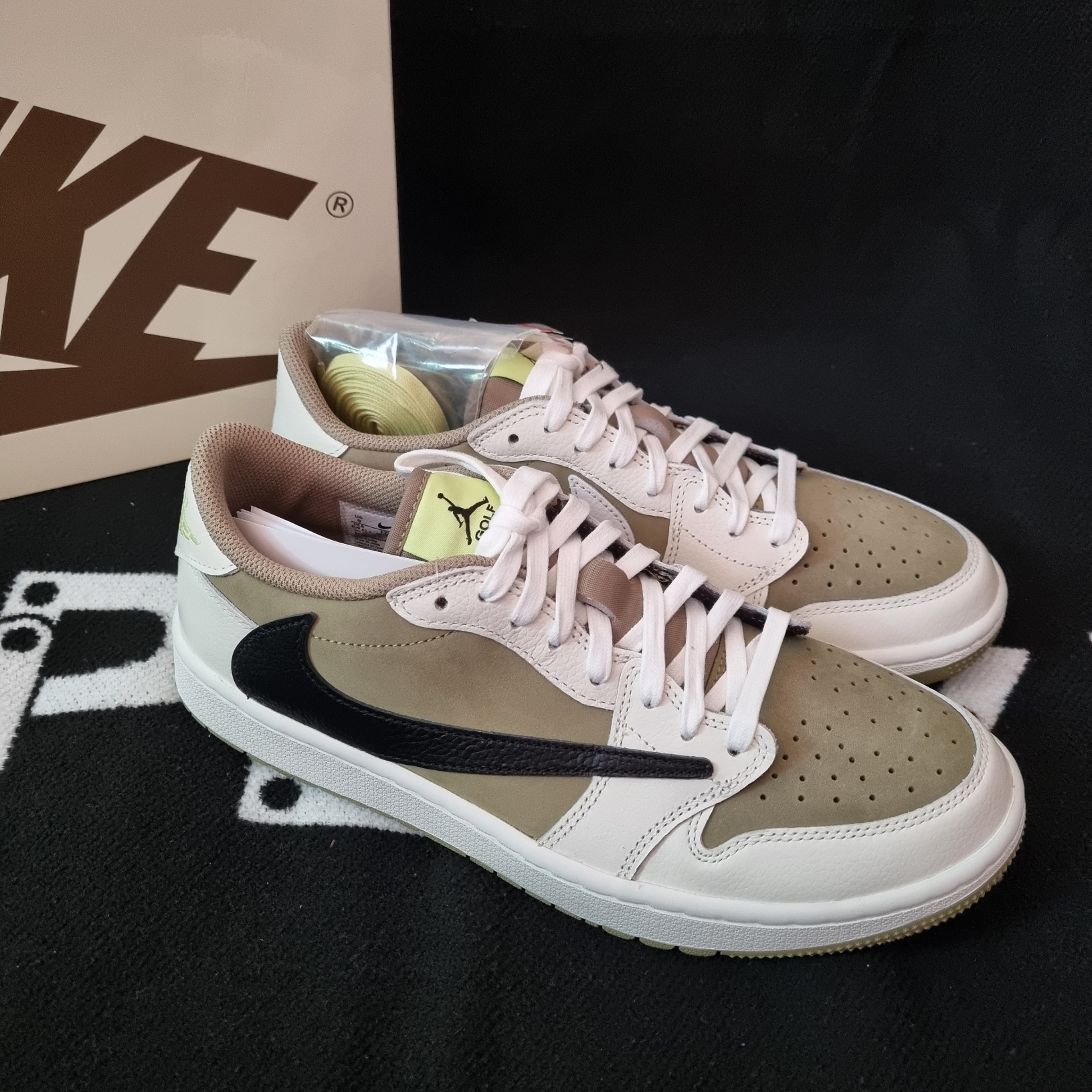 Jordan 1 x Travis Scott Retro Low Golf NRG Neutral Olive 착용 스타일 - 5