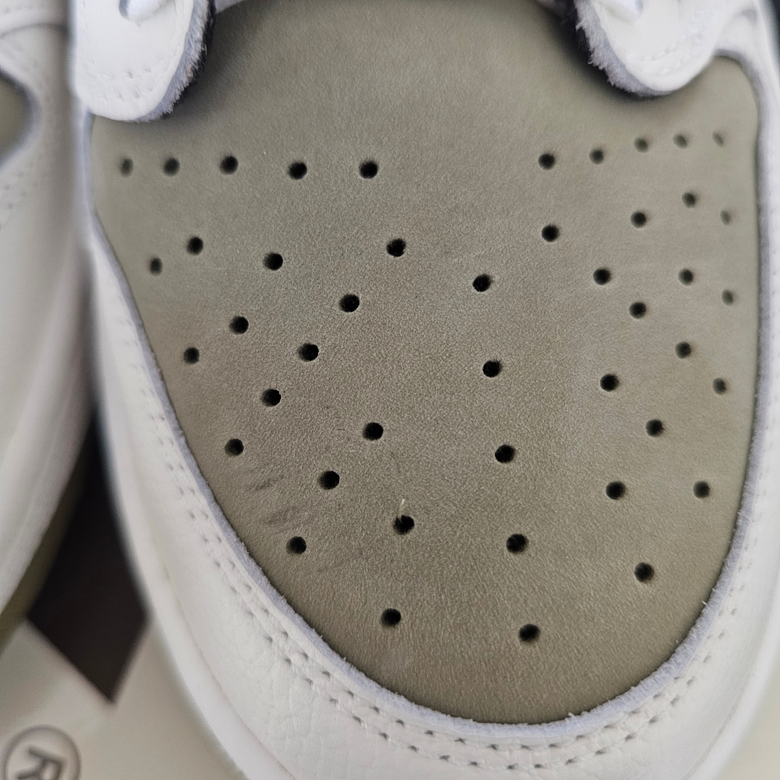 Jordan 1 x Travis Scott Retro Low Golf NRG Neutral Olive 착용 스타일 - 5