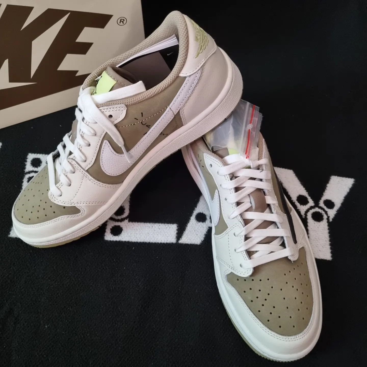 Jordan 1 x Travis Scott Retro Low Golf NRG Neutral Olive 착용 스타일 - 1