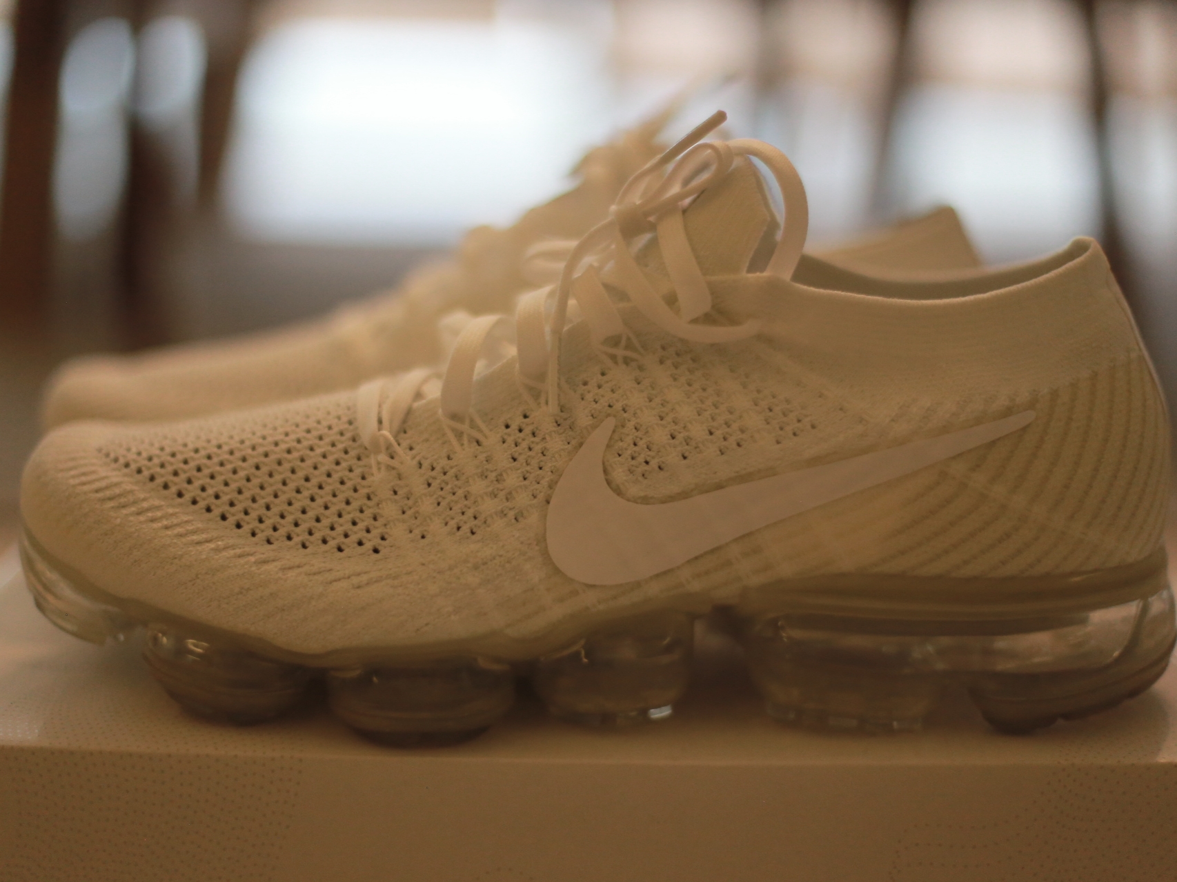 (W) Nike Air VaporMax Flyknit Triple White 착용 스타일 - 1
