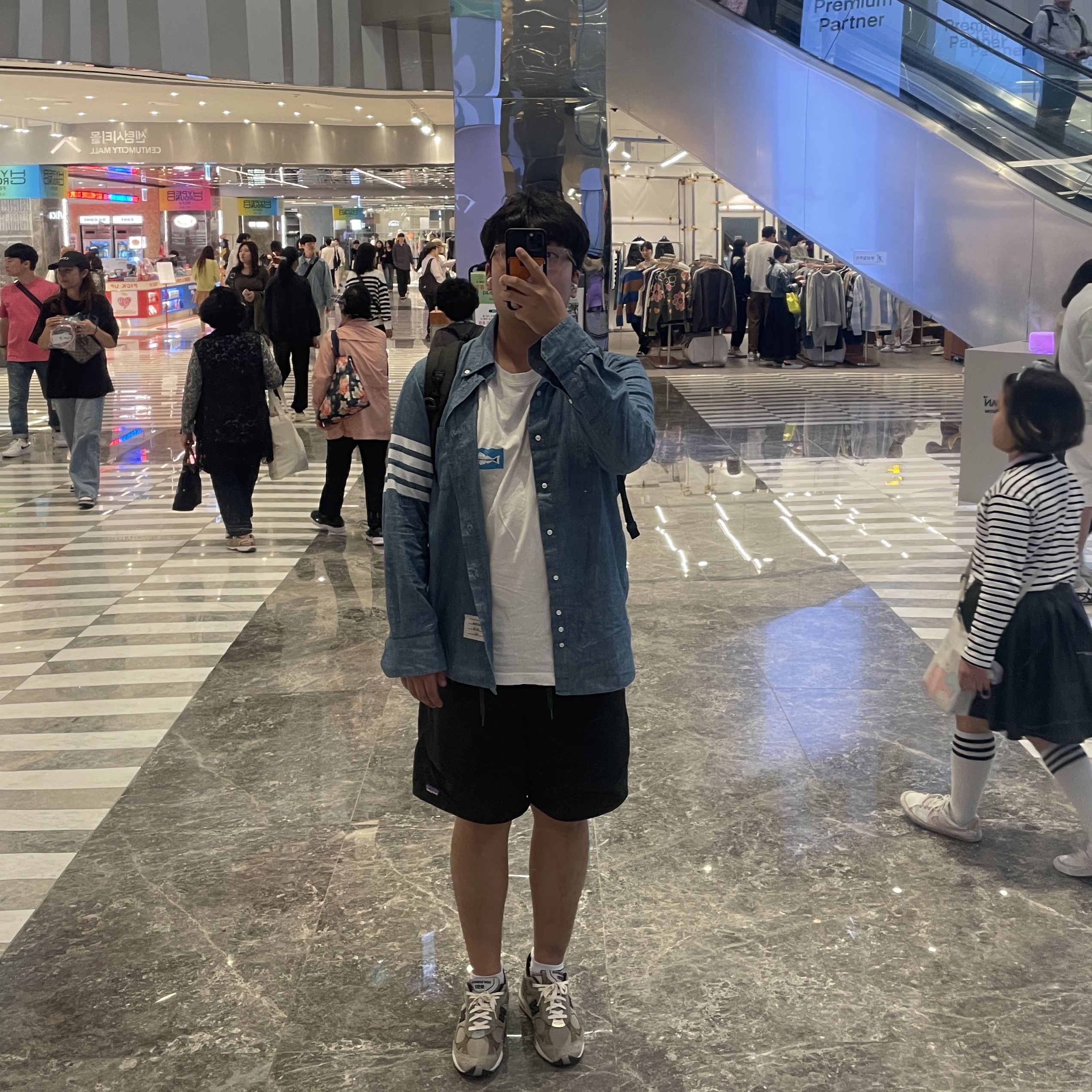Thom Browne Chambray Printed 4-Bar Nametag Straight Fit Shirt Blue, Stussy x Heal The Bay Ocean Pigment Dyed T-Shirt Natural 착용 스타일