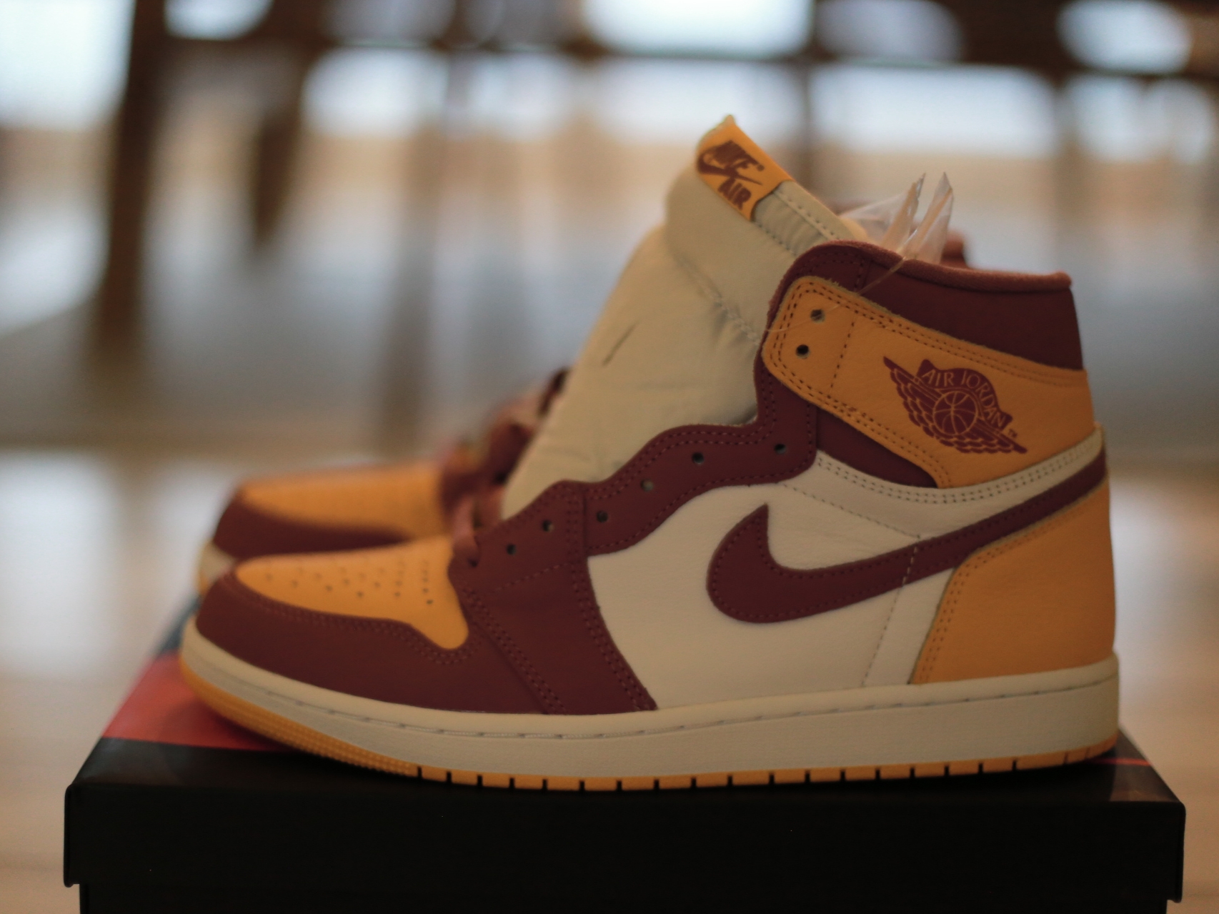Jordan 1 Retro High OG University Gold Light Bordeaux 착용 스타일 - 1