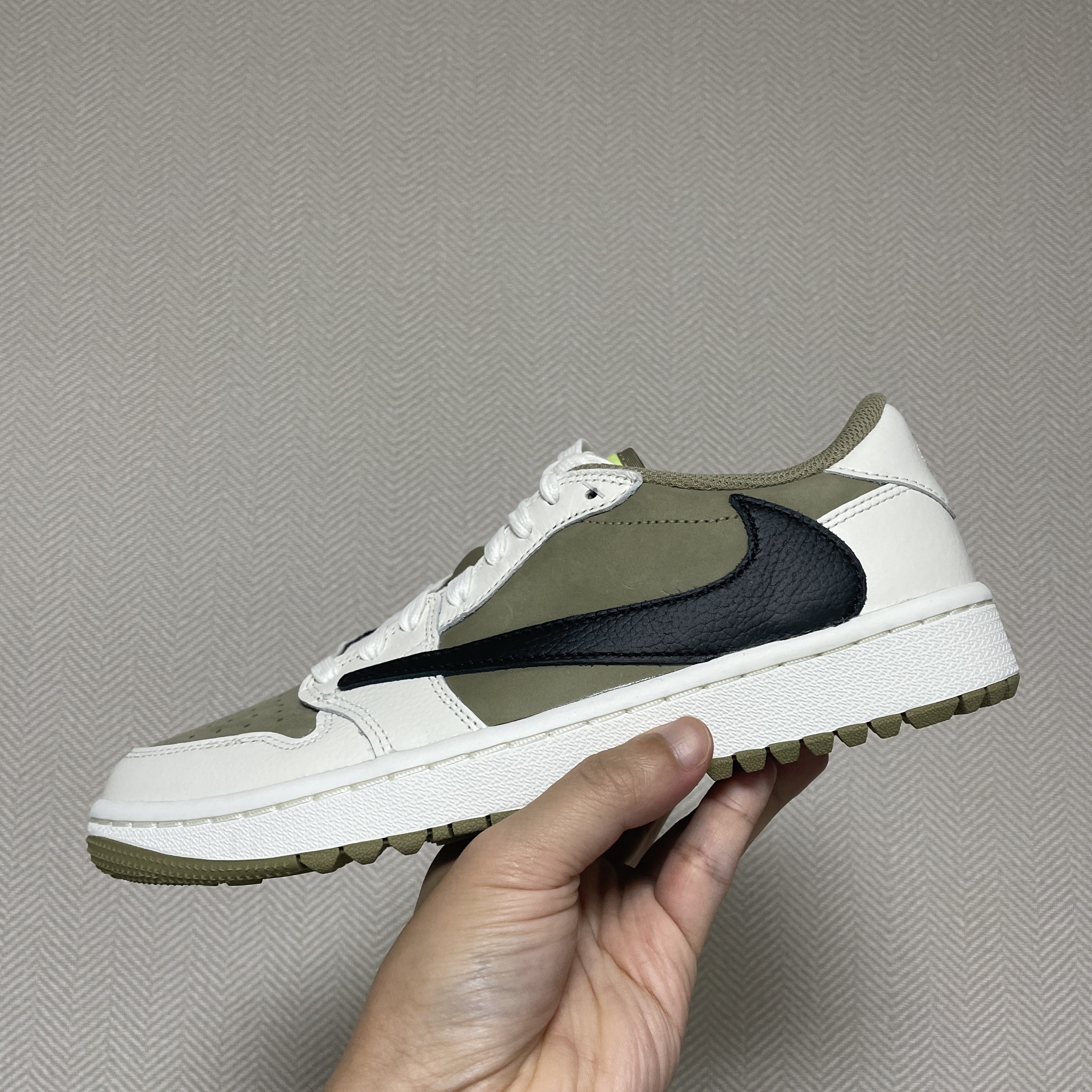 Jordan 1 x Travis Scott Retro Low Golf NRG Neutral Olive 착용 스타일 - 1