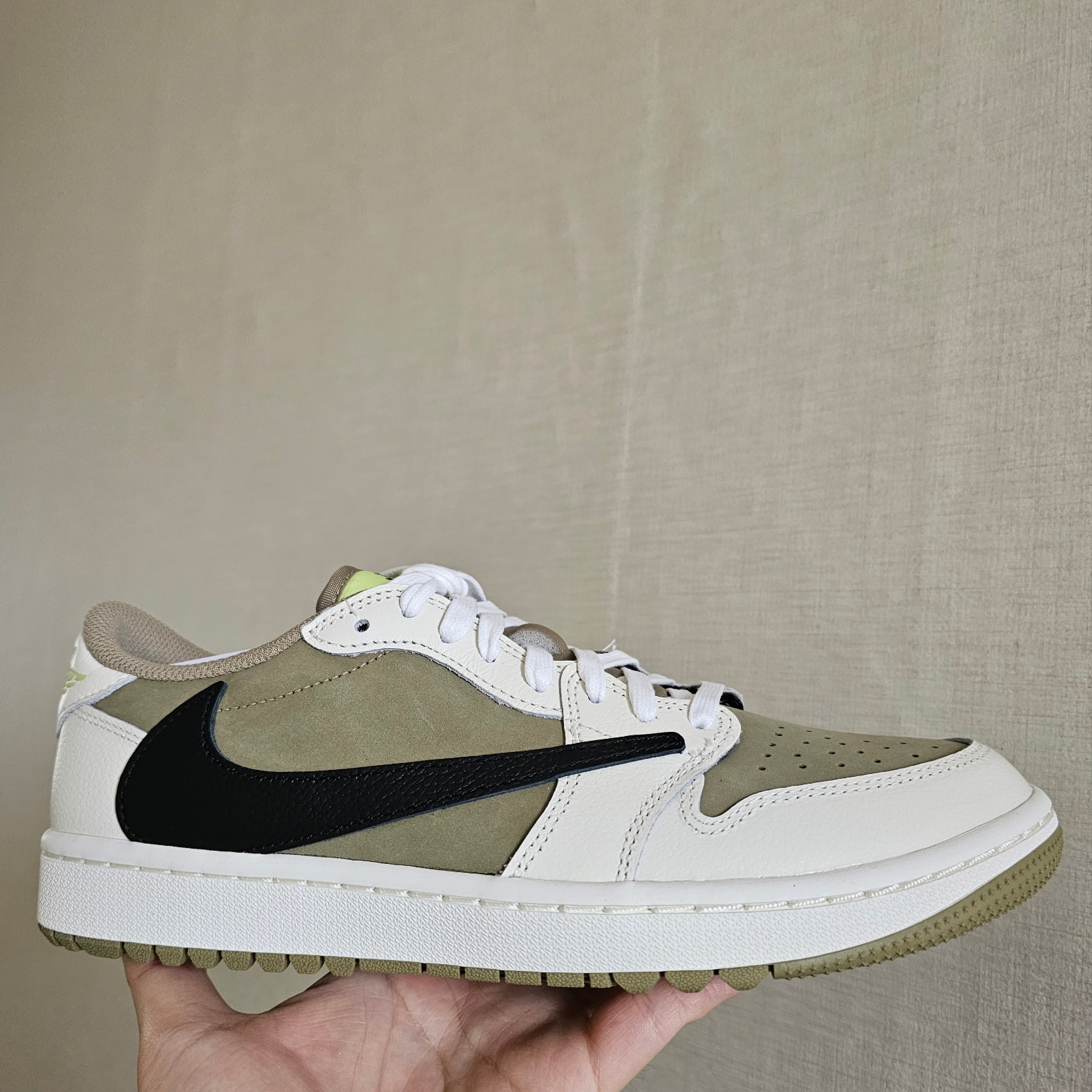 Jordan 1 x Travis Scott Retro Low Golf NRG Neutral Olive 착용 스타일 - 2