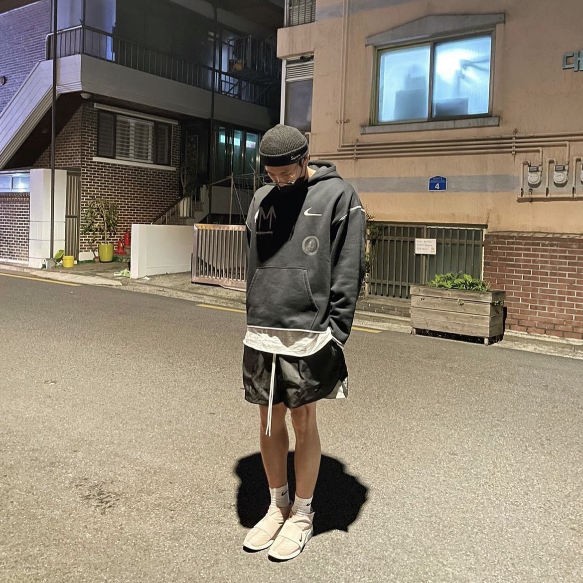 Nike x Fear of God NRG Stretch Shorts Black, Nike x Off-White NRG RU Hoodie 착용 스타일