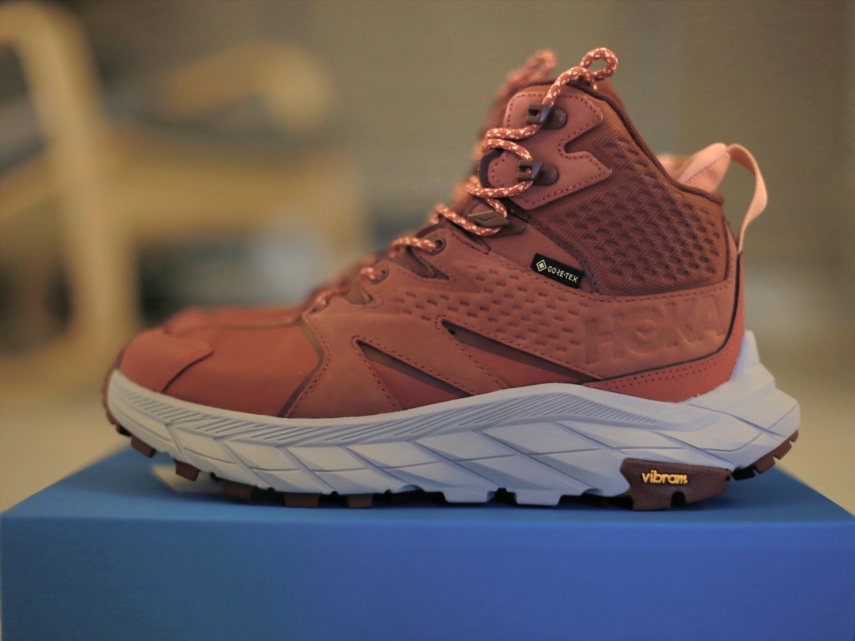 (W) Hoka Anacapa Mid GTX Hot Sauce Cherry Mahogany 착용 스타일 - 1