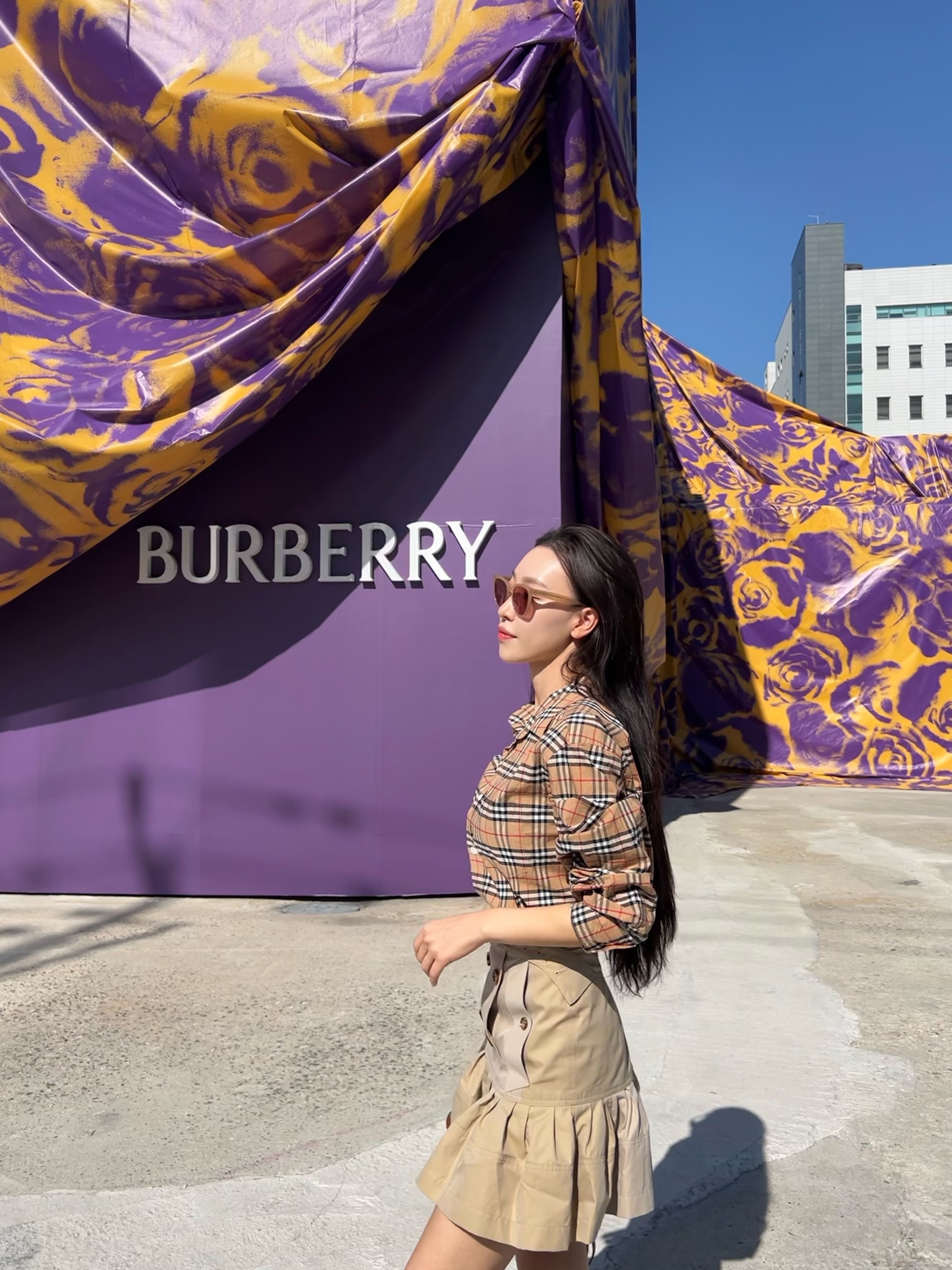 Burberry Reversible Check Cotton Harrington Jacket Truffle, Burberry Small Pocket Tote Bag Malt Brown 착용 스타일 - 3