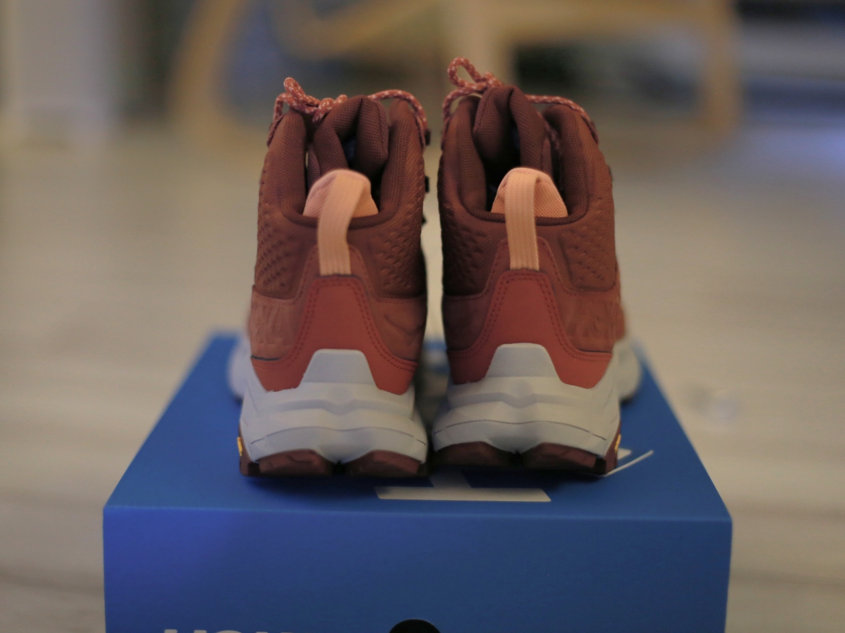 (W) Hoka Anacapa Mid GTX Hot Sauce Cherry Mahogany 착용 스타일 - 4