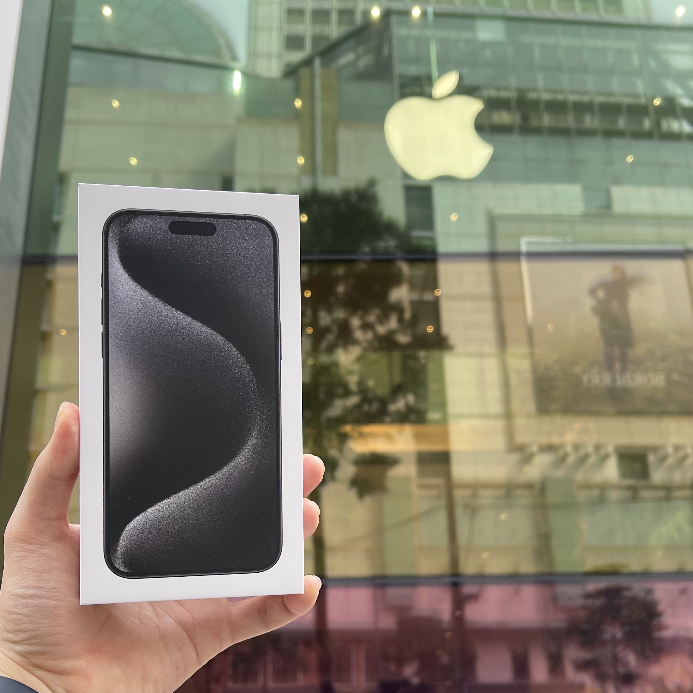 Apple iPhone 15 Pro Max 256GB Black Titanium (Korean Ver.) 착용 스타일 - 1