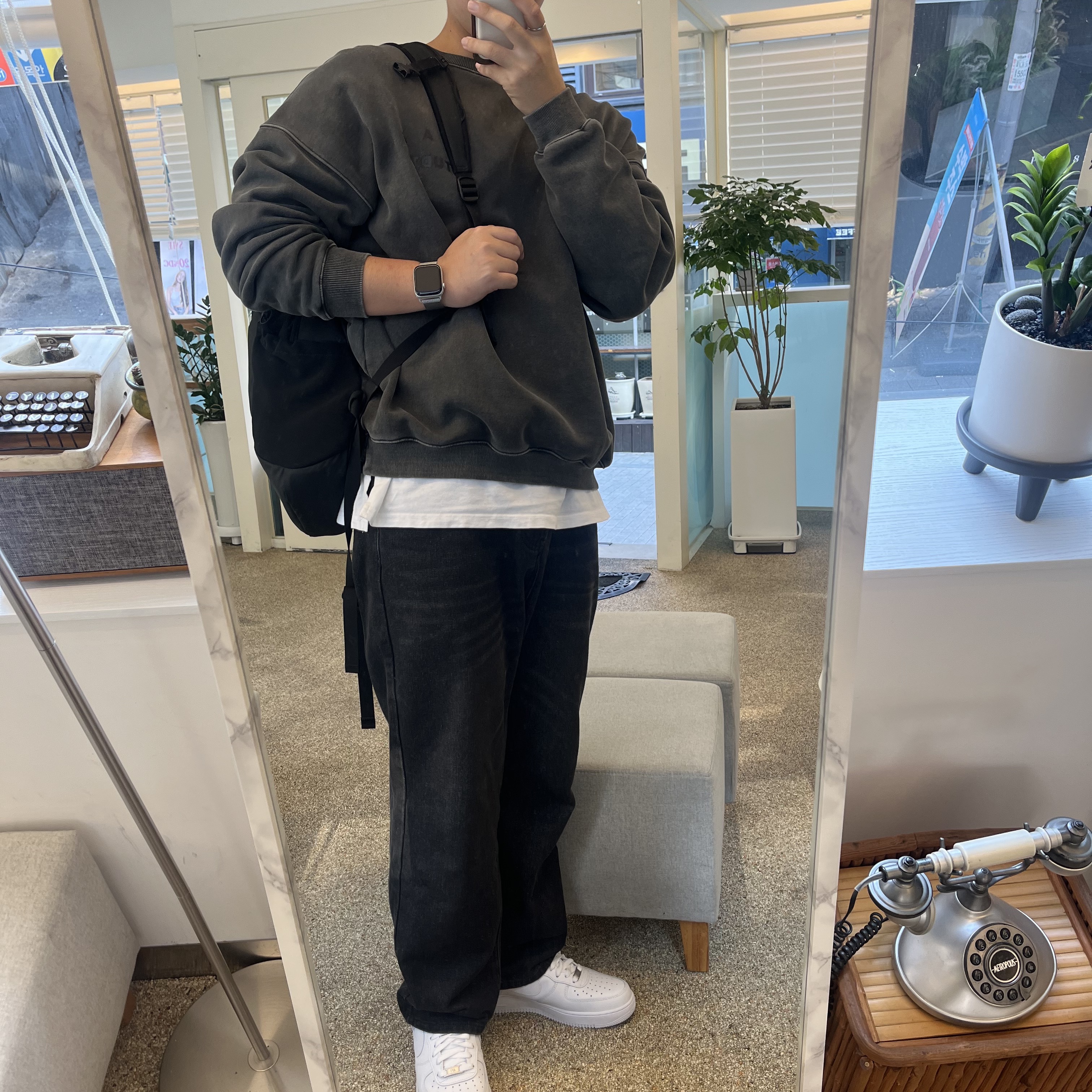 Nike Air Force 1 '07 Low White, Arc'teryx Mantis 16 Backpack Black 착용 스타일 - 2