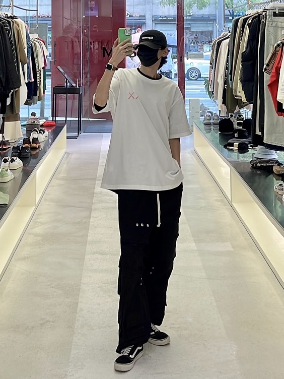 Vans Old Skool 36 DX Anaheim Factory Black White, Uniqlo UT x Kaws Short Sleeve Graphic T-Shirt White 착용 스타일 - 6