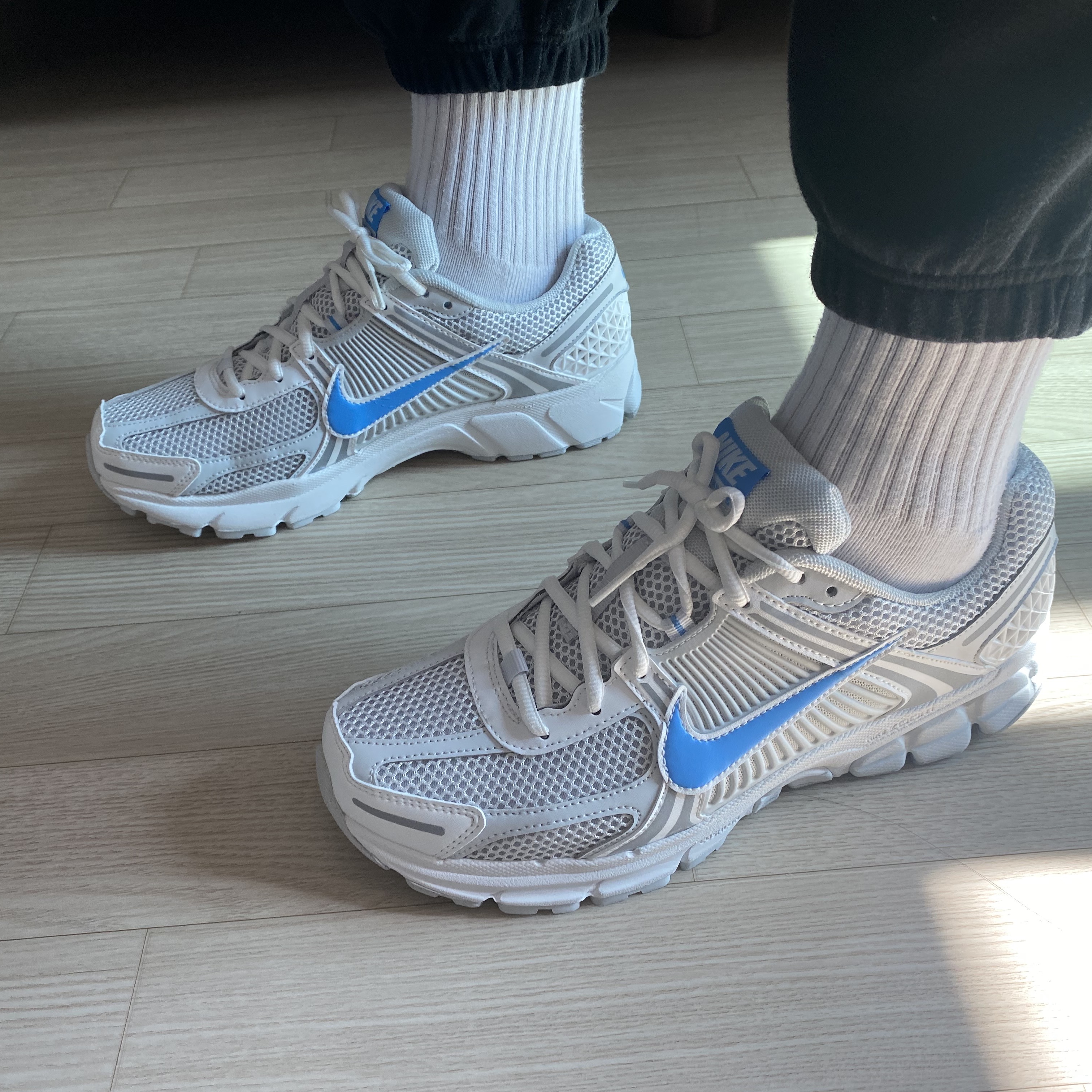 Nike Zoom Vomero 5 Photon Dust and University Blue 착용 스타일 - 1
