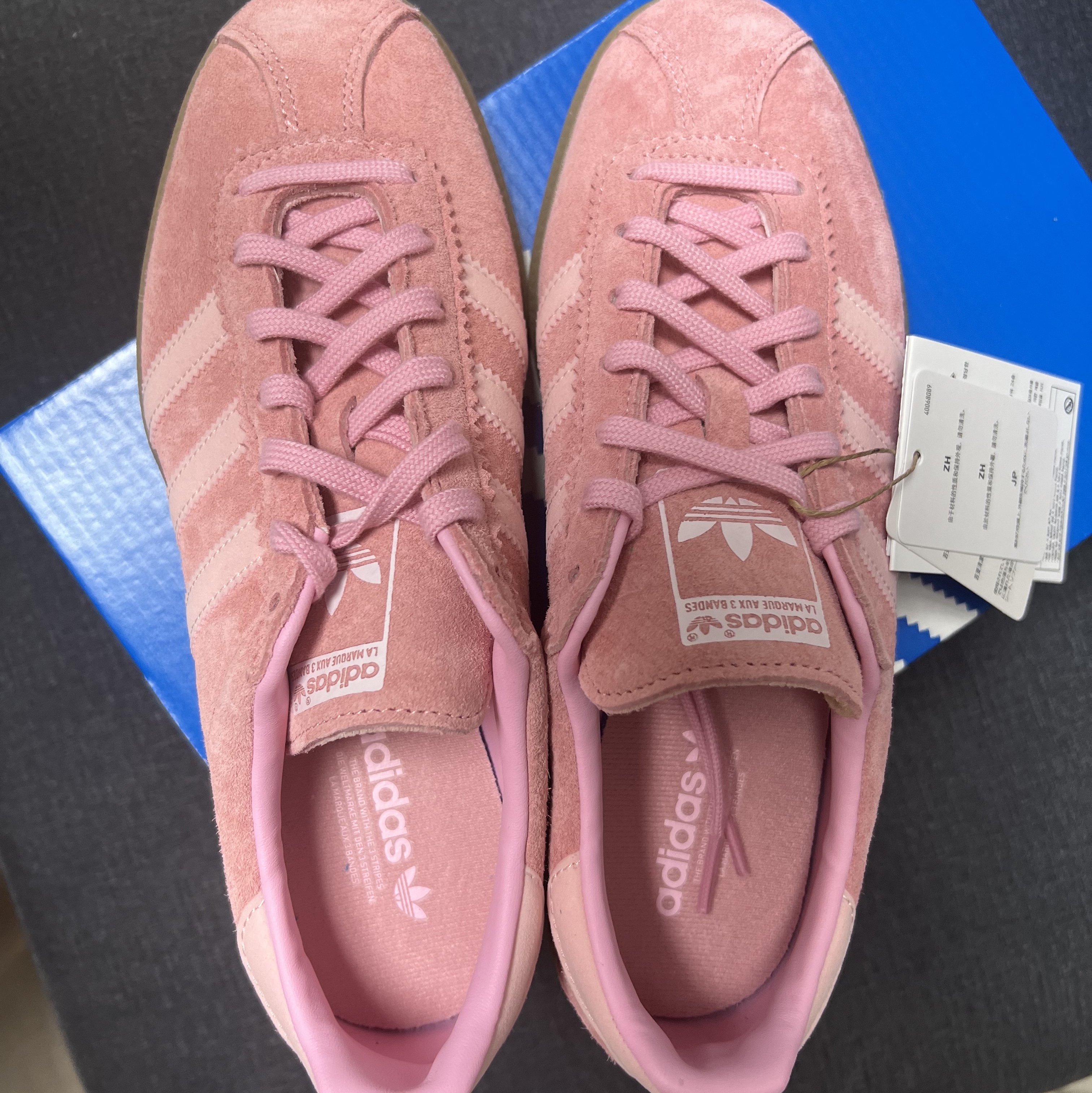 Adidas Bermuda Glow Pink 착용 스타일 - 1