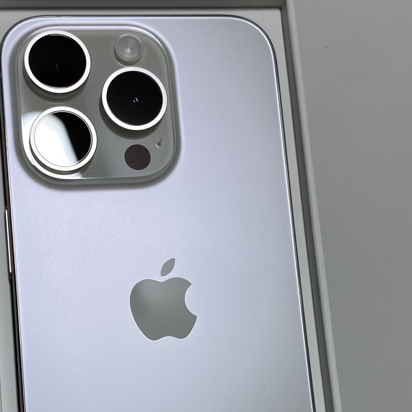 Apple iPhone 15 Pro 128GB White Titanium (Korean Ver.) 착용 스타일