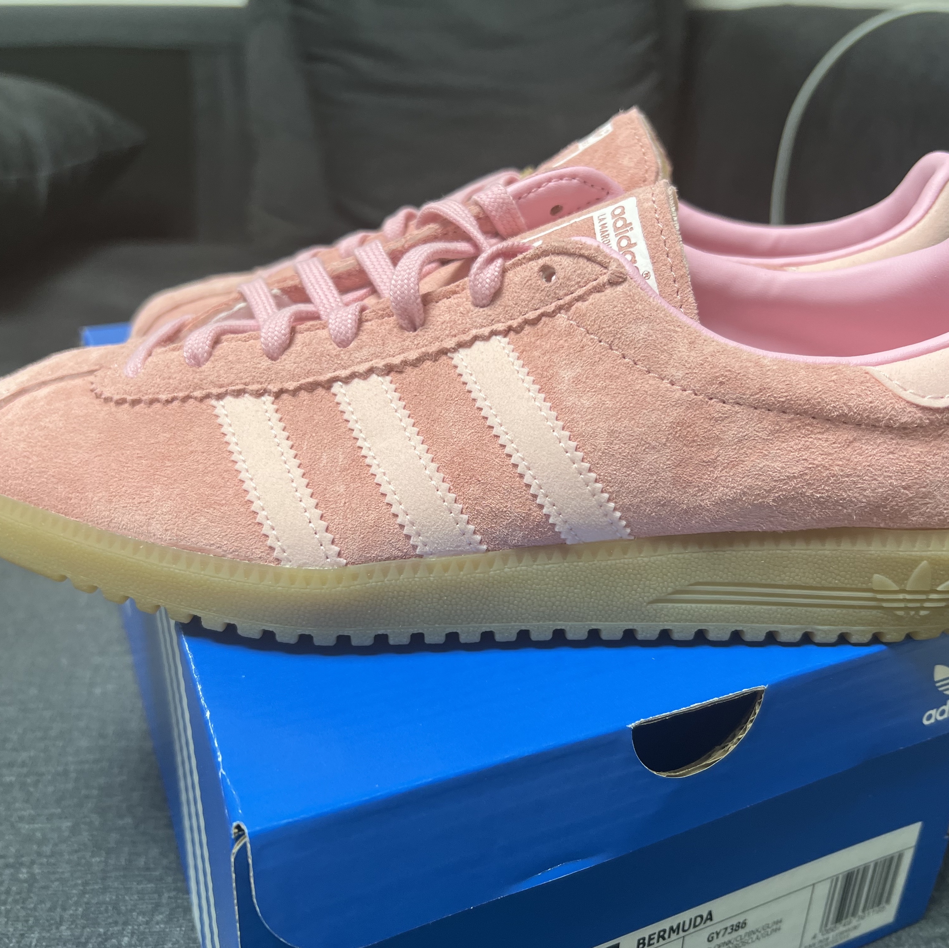 Adidas Bermuda Glow Pink 착용 스타일 - 2