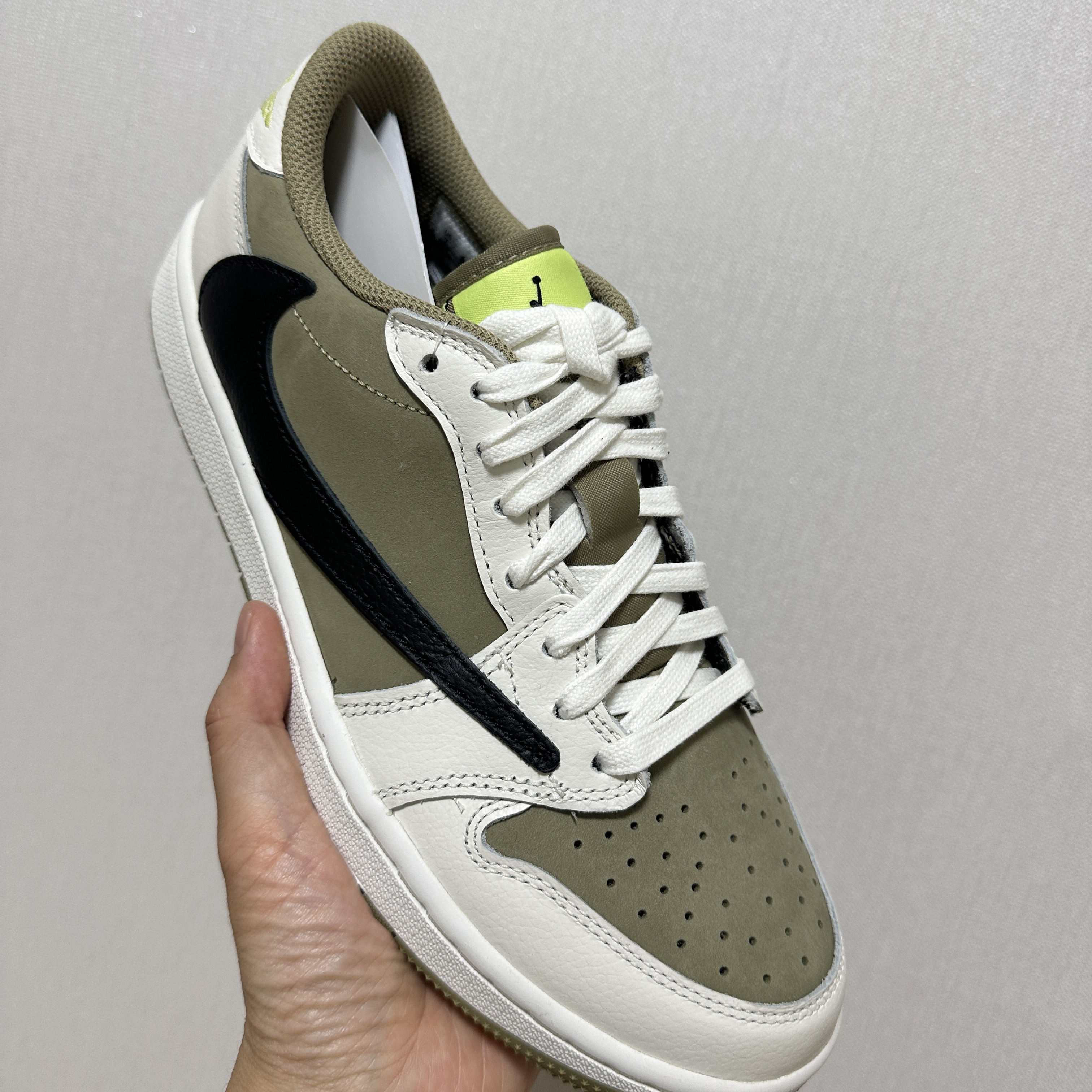 Jordan 1 x Travis Scott Retro Low Golf NRG Neutral Olive 착용 스타일