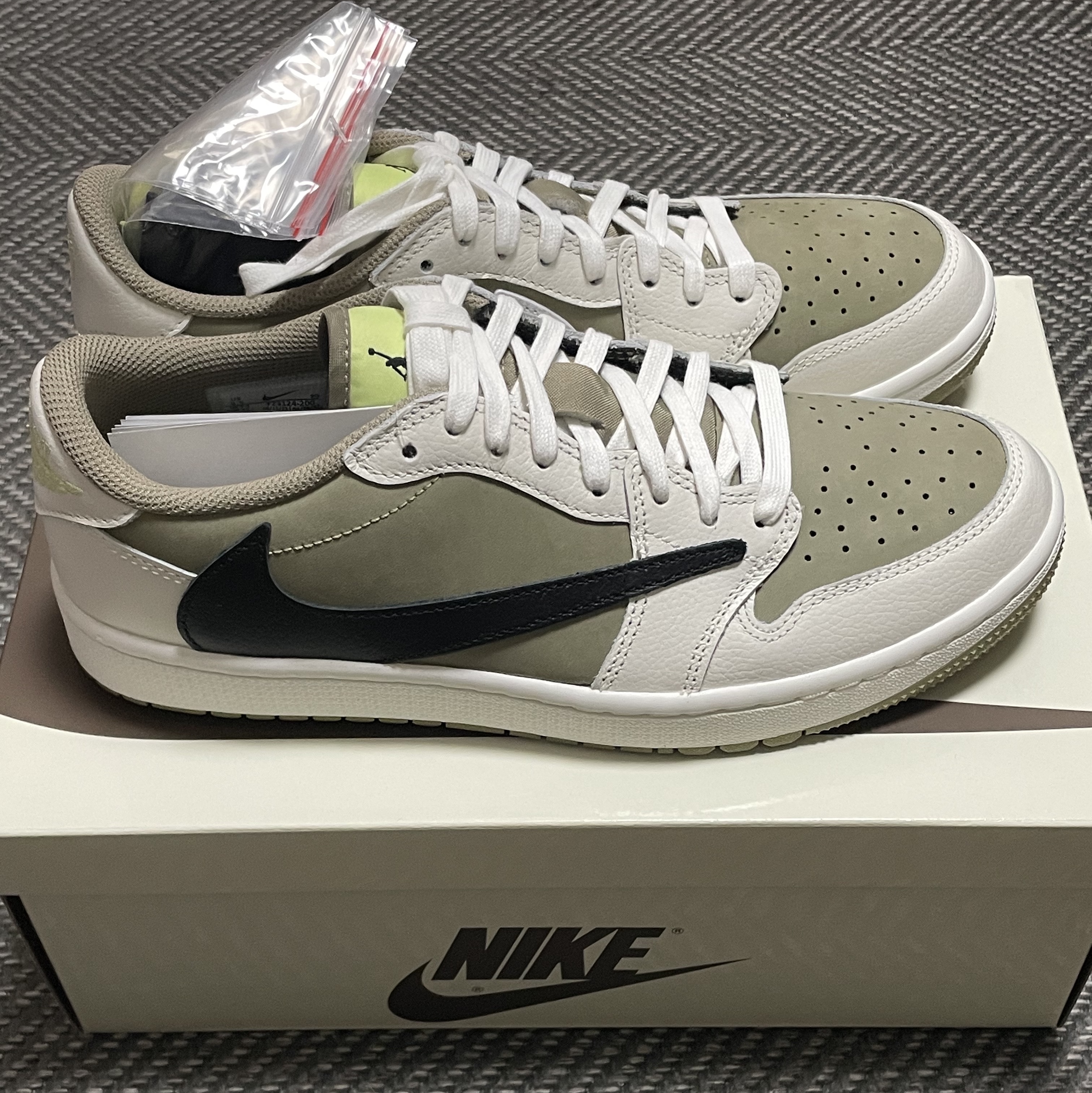 Jordan 1 x Travis Scott Retro Low Golf NRG Neutral Olive 착용 스타일 - 1