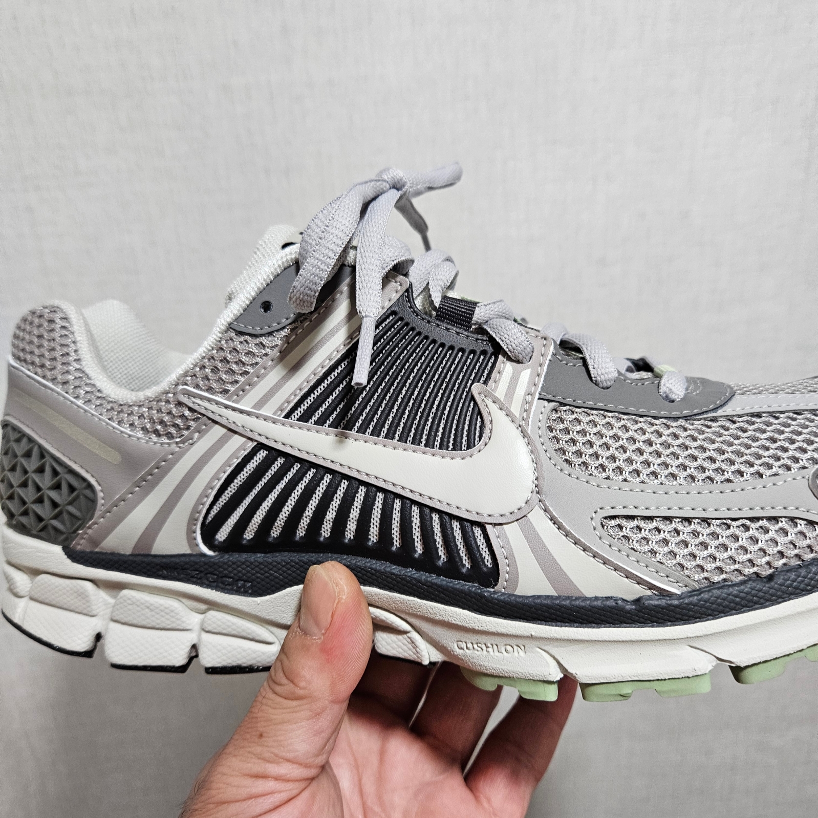 (W) Nike Zoom Vomero 5 Cobblestone and Flat Pewter 착용 스타일 - 1