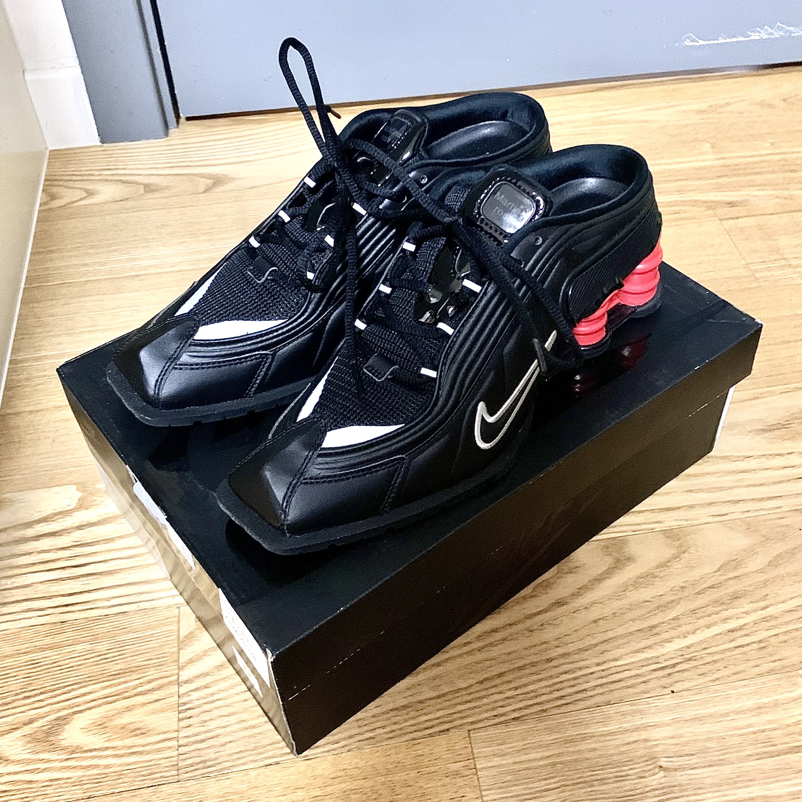 Nike x Martine Rose Shox MR4 Black 착용 스타일 - 3
