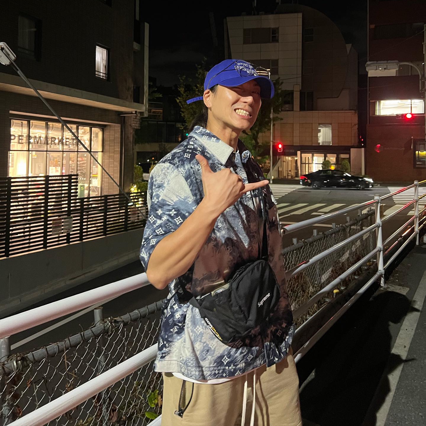 Supreme Side Bag Black - 22SS, Louis Vuitton Monogram Bandana Short Sleeved Denim Shirt Indigo 착용 스타일