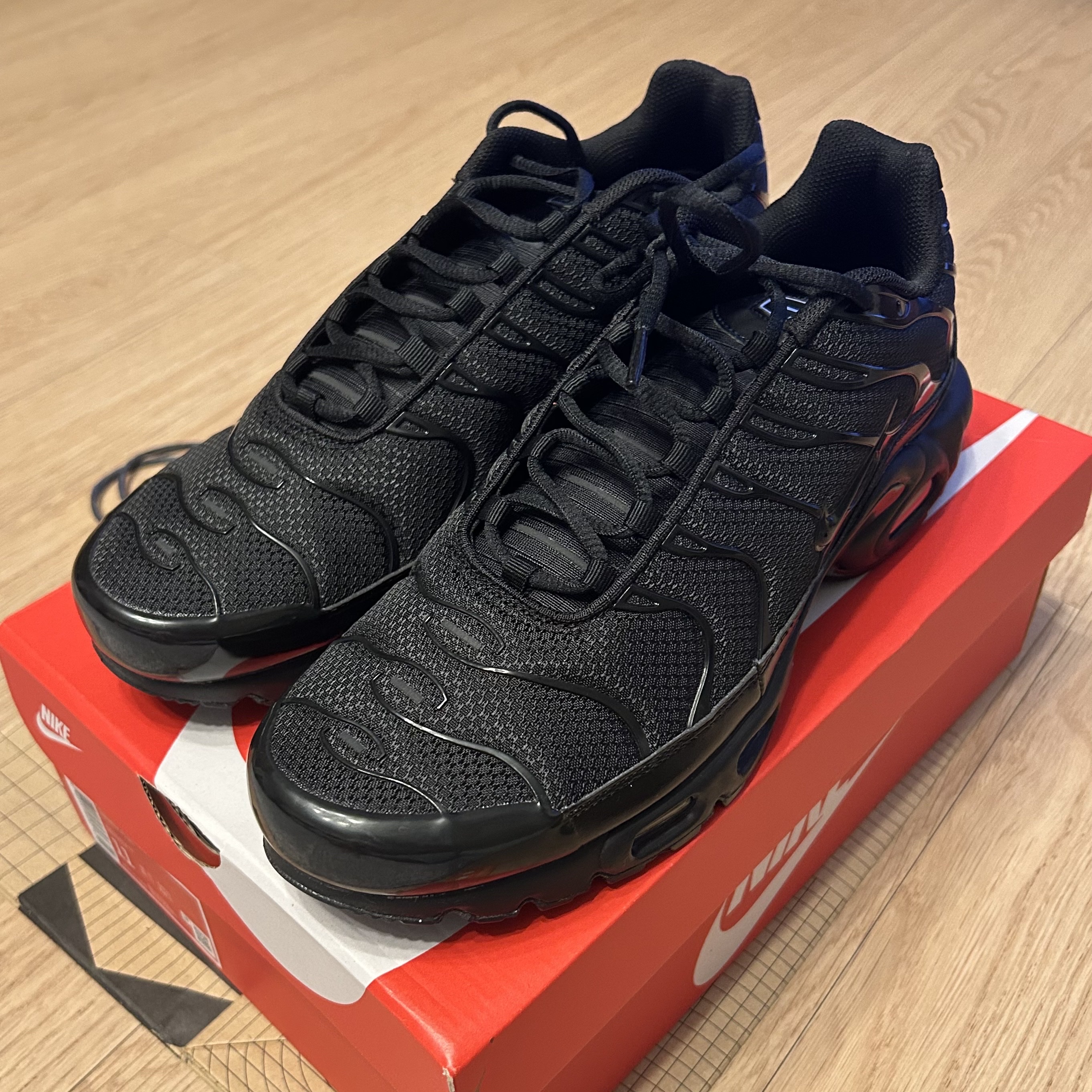 Nike Air Max Plus Triple Black 착용 스타일