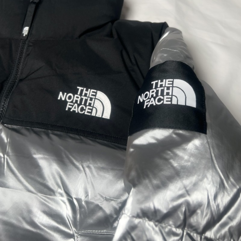 (W) The North Face White Label Novelty Nuptse Down Jacket Silver 착용 스타일 - 1