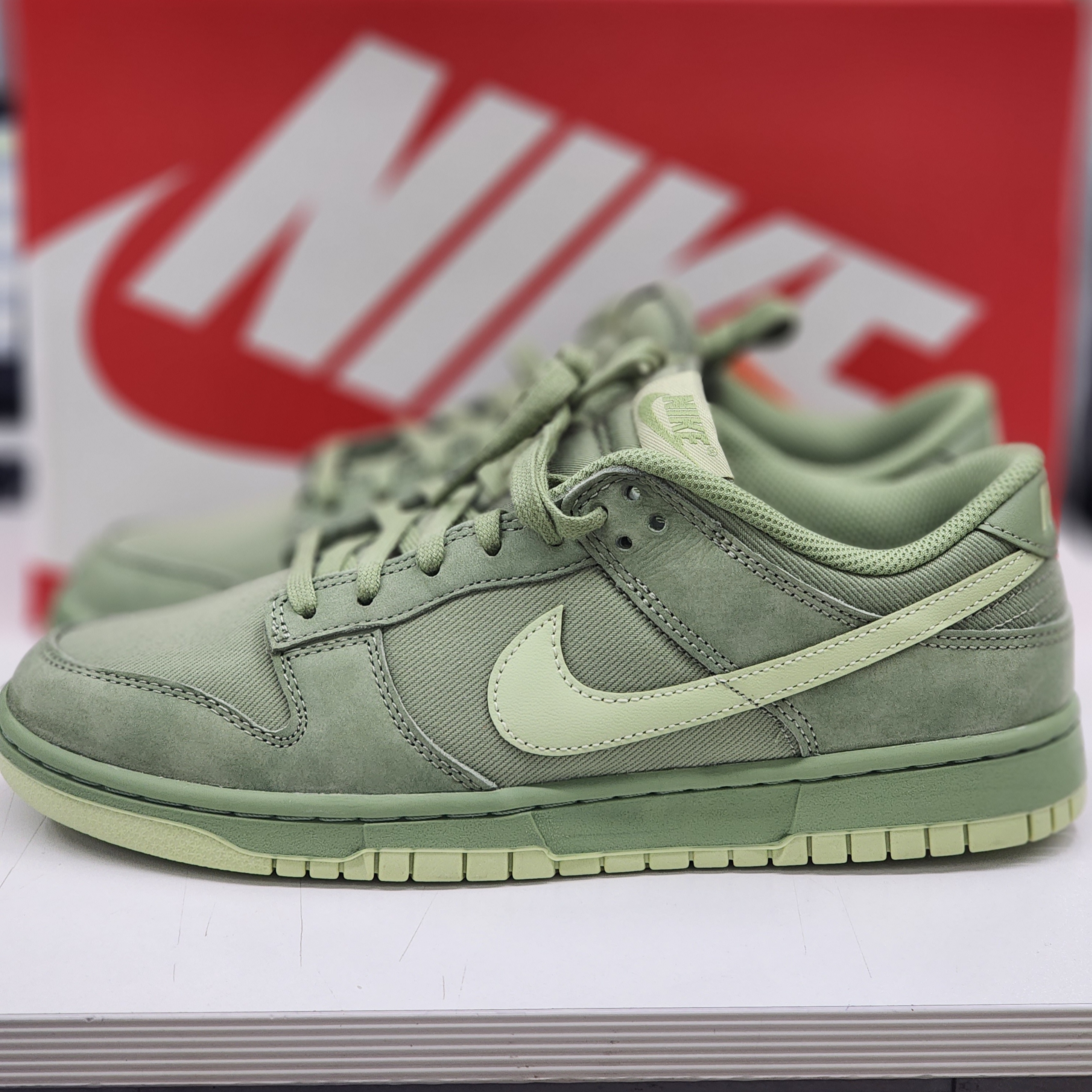 Nike Dunk Low PRM Oil Green 착용 스타일 - 3