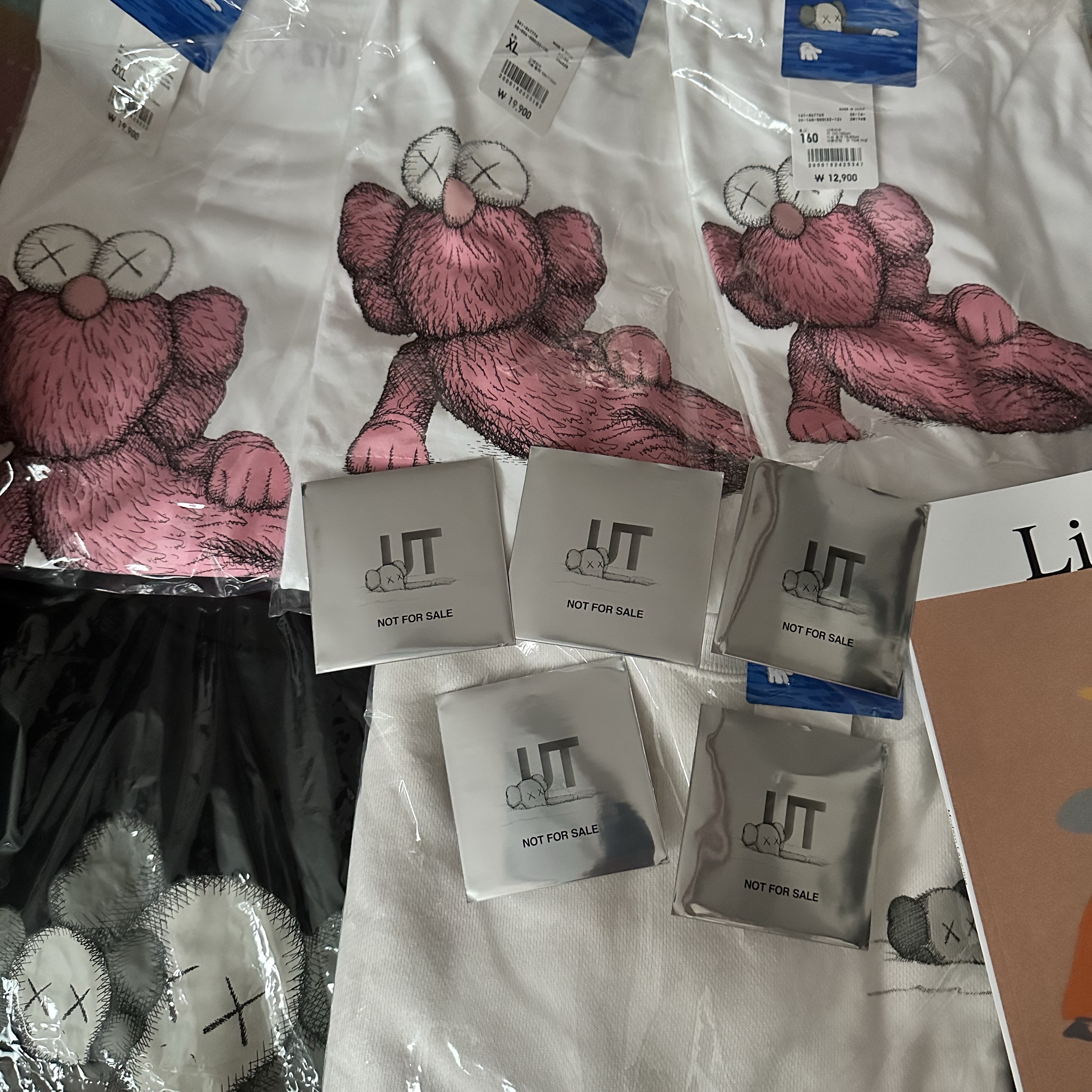 Uniqlo UT x Kaws Short Sleeve Graphic T-Shirt White 착용 스타일