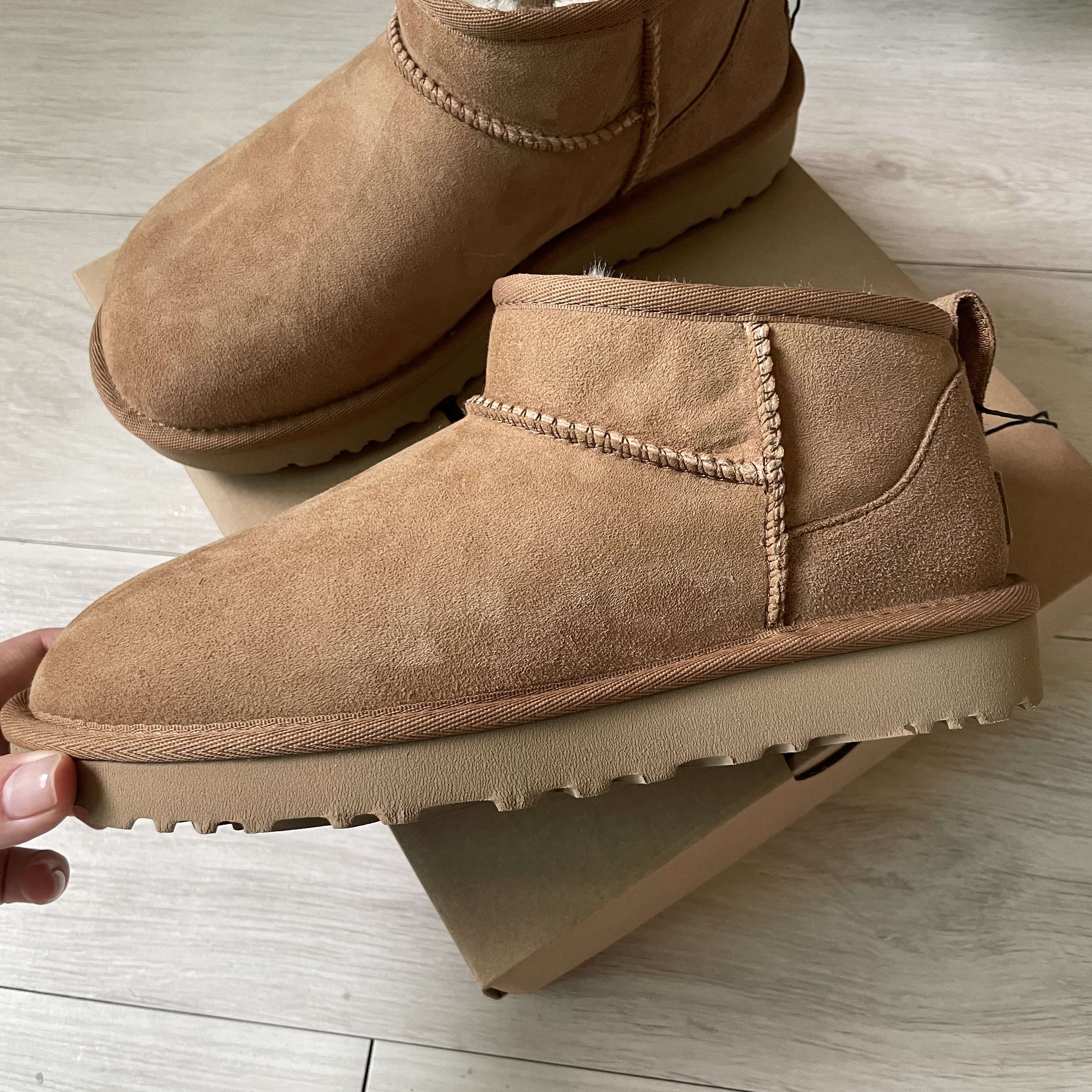 (W) UGG Classic Ultra Mini Boots Chestnut 착용 스타일 - 2