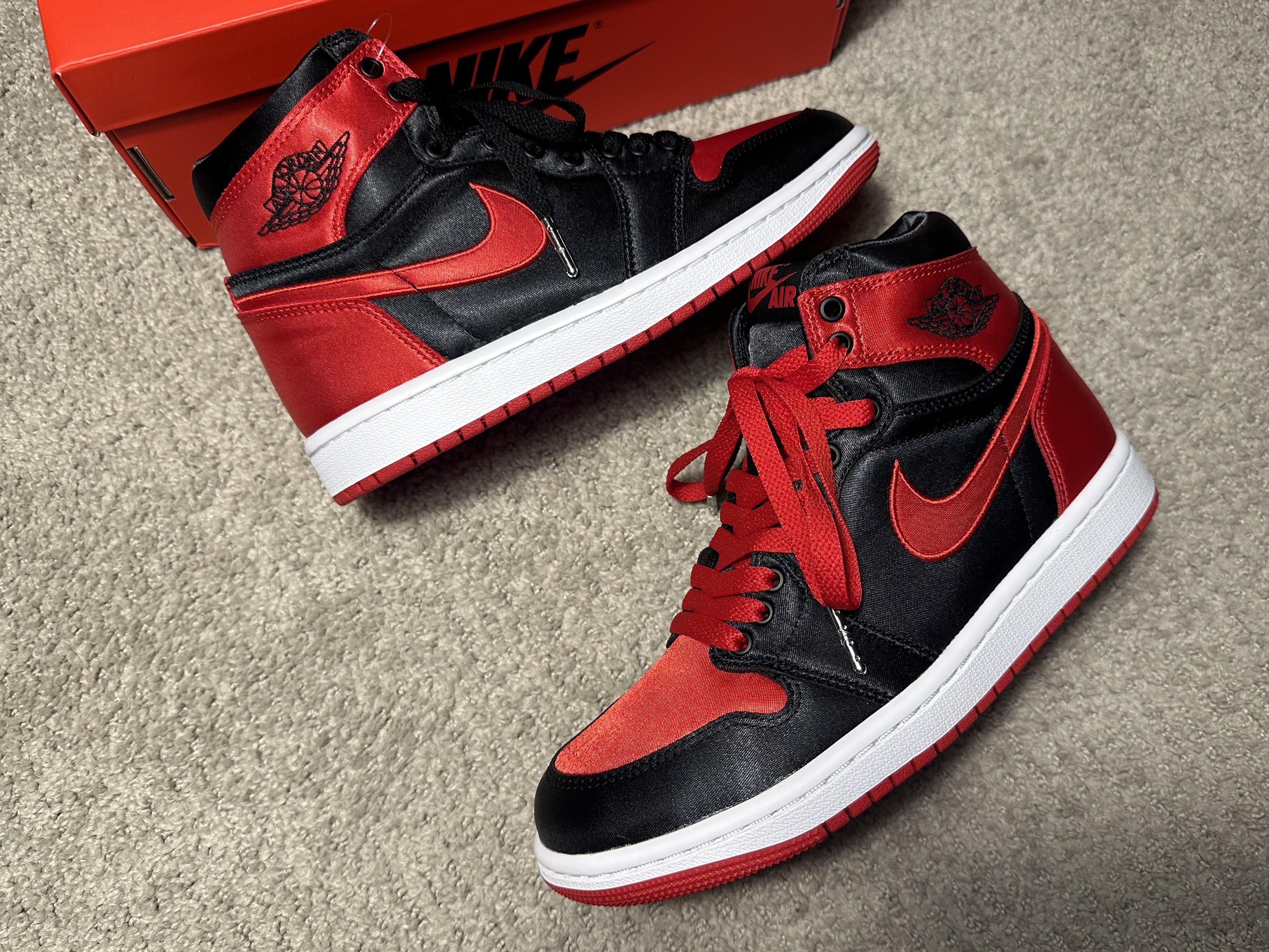 (W) Jordan 1 Retro High OG Satin Bred 착용 스타일 - 5