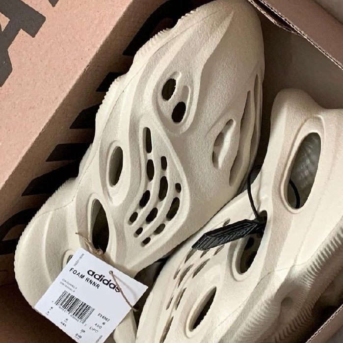 Adidas Yeezy Foam RNNR Sand 착용 스타일