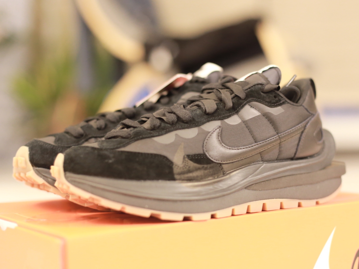 Nike x Sacai VaporWaffle Black and Gum 착용 스타일 - 2