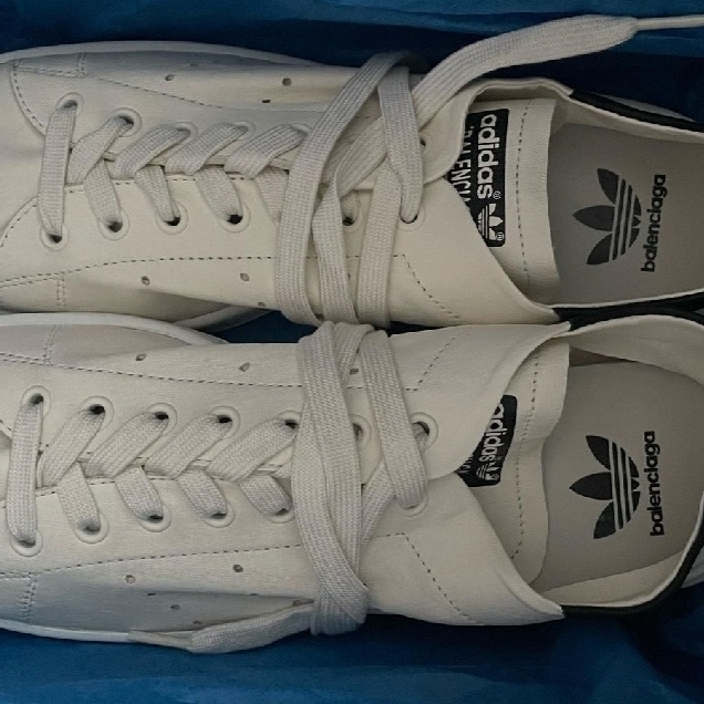 Balenciaga x Adidas Stan Smith Off White 착용 스타일