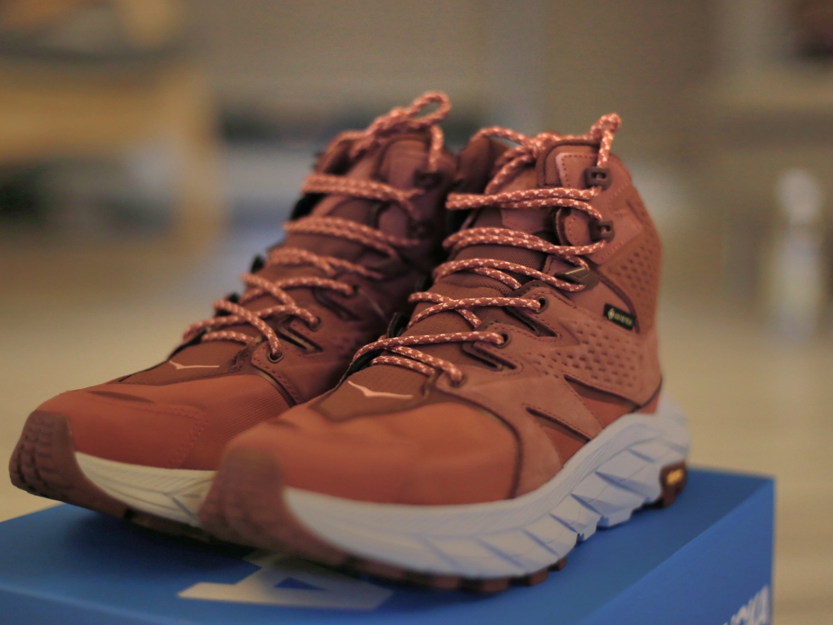 (W) Hoka Anacapa Mid GTX Hot Sauce Cherry Mahogany 착용 스타일 - 2