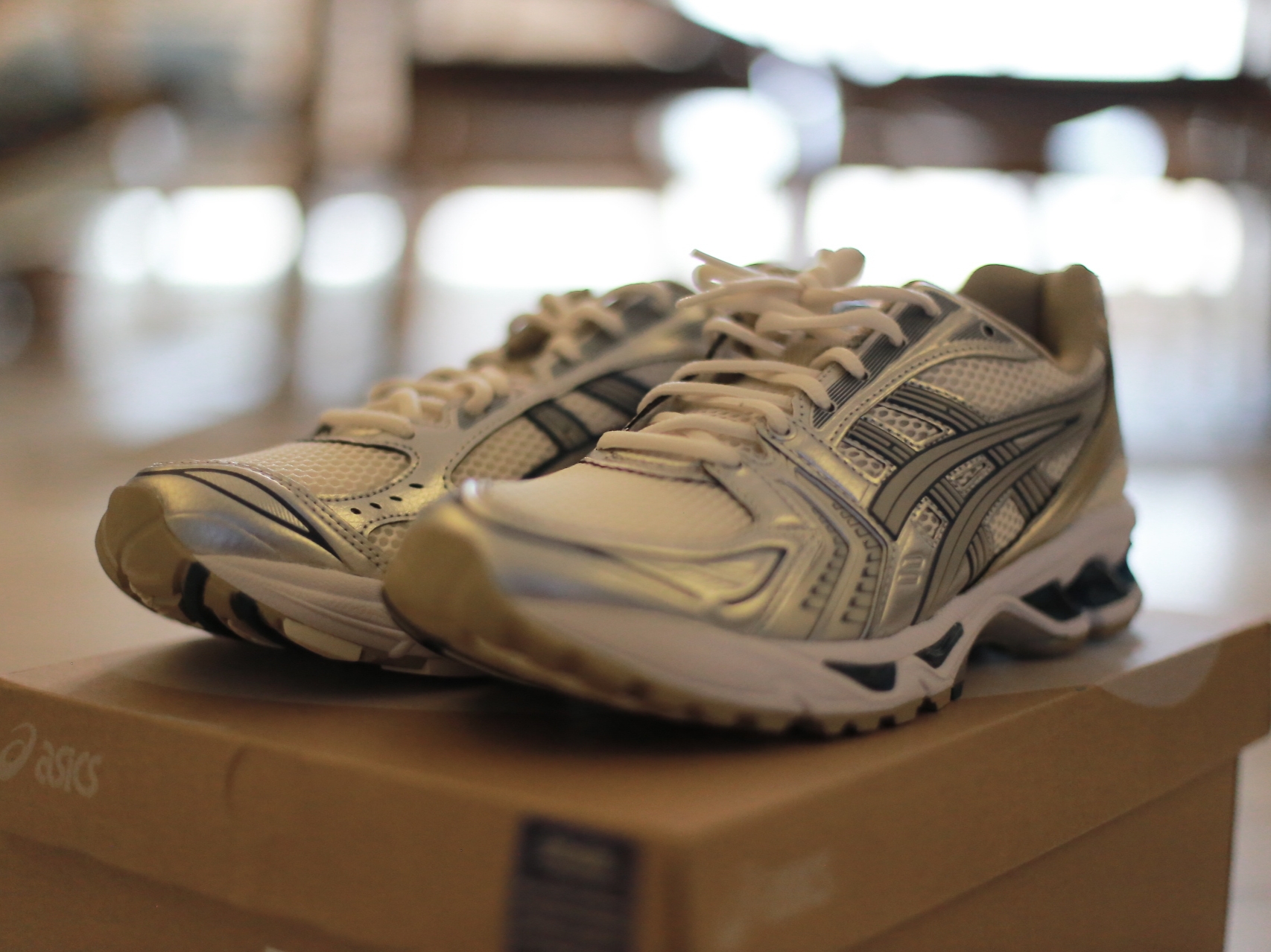 Asics Gel-Kayano 14 Cream Pure Silver 착용 스타일 - 3