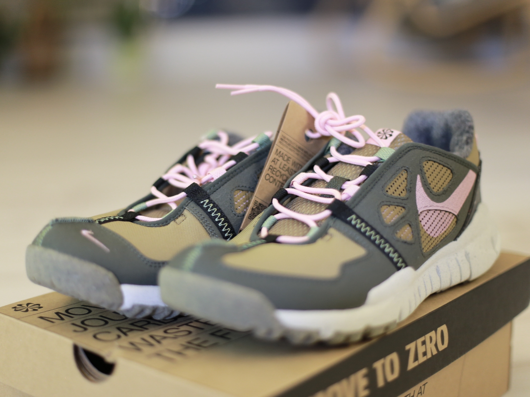 Nike Free Terra Vista Brown Kelp and Pink Glaze 착용 스타일 - 2