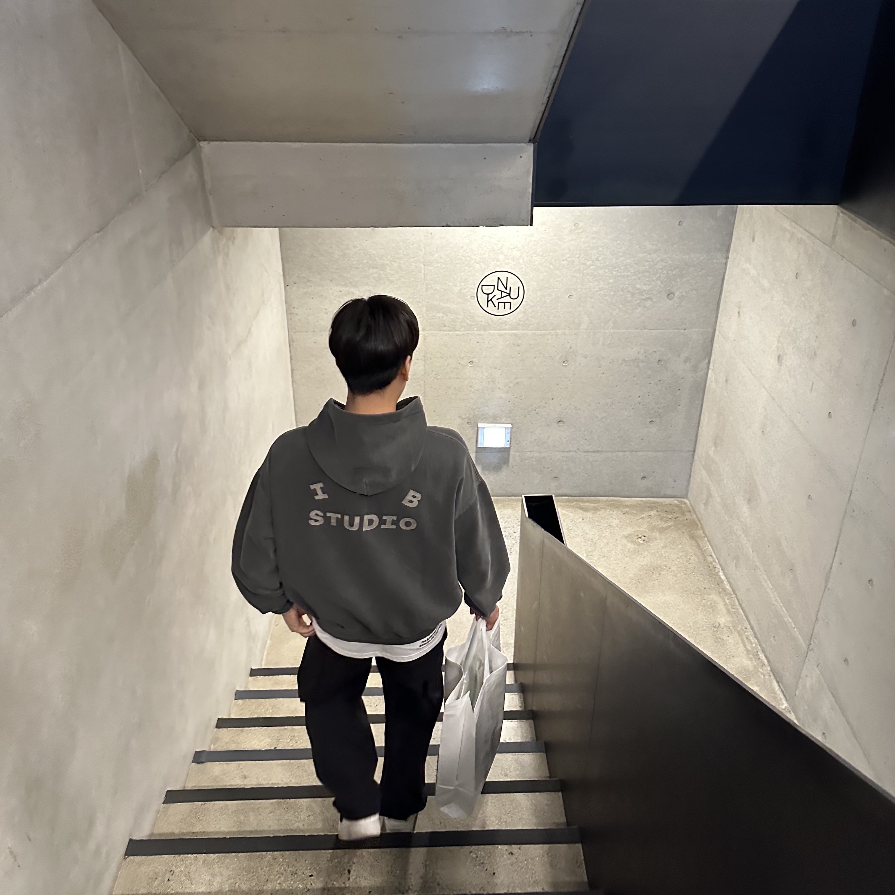 IAB Studio Pigment Hoodie Black 착용 스타일 - 3