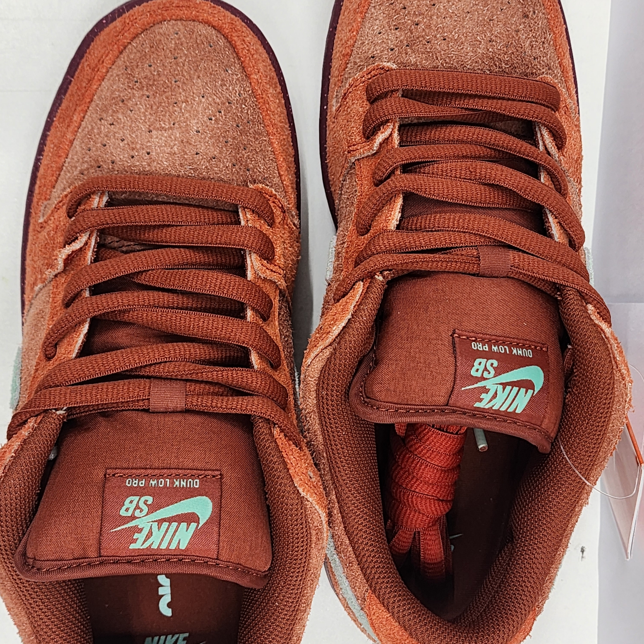 Nike SB Dunk Low Pro Premium Mystic Red and Rosewood 착용 스타일 - 3