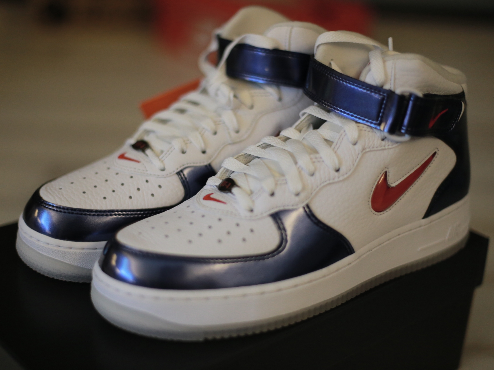 Nike Air Force 1 Mid QS University Red and Midnight Navy 착용 스타일 - 2