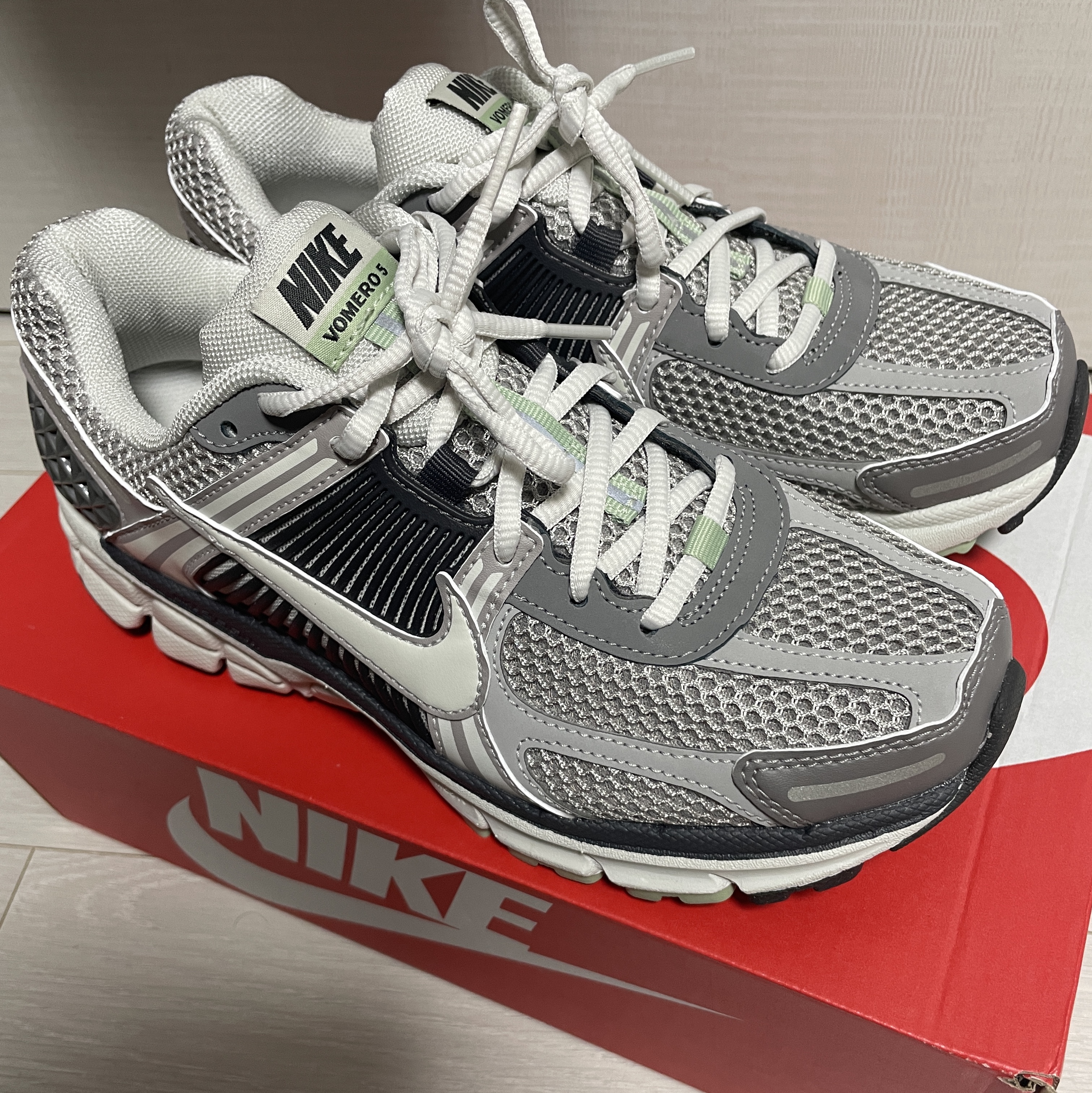 (W) Nike Zoom Vomero 5 Cobblestone and Flat Pewter 착용 스타일