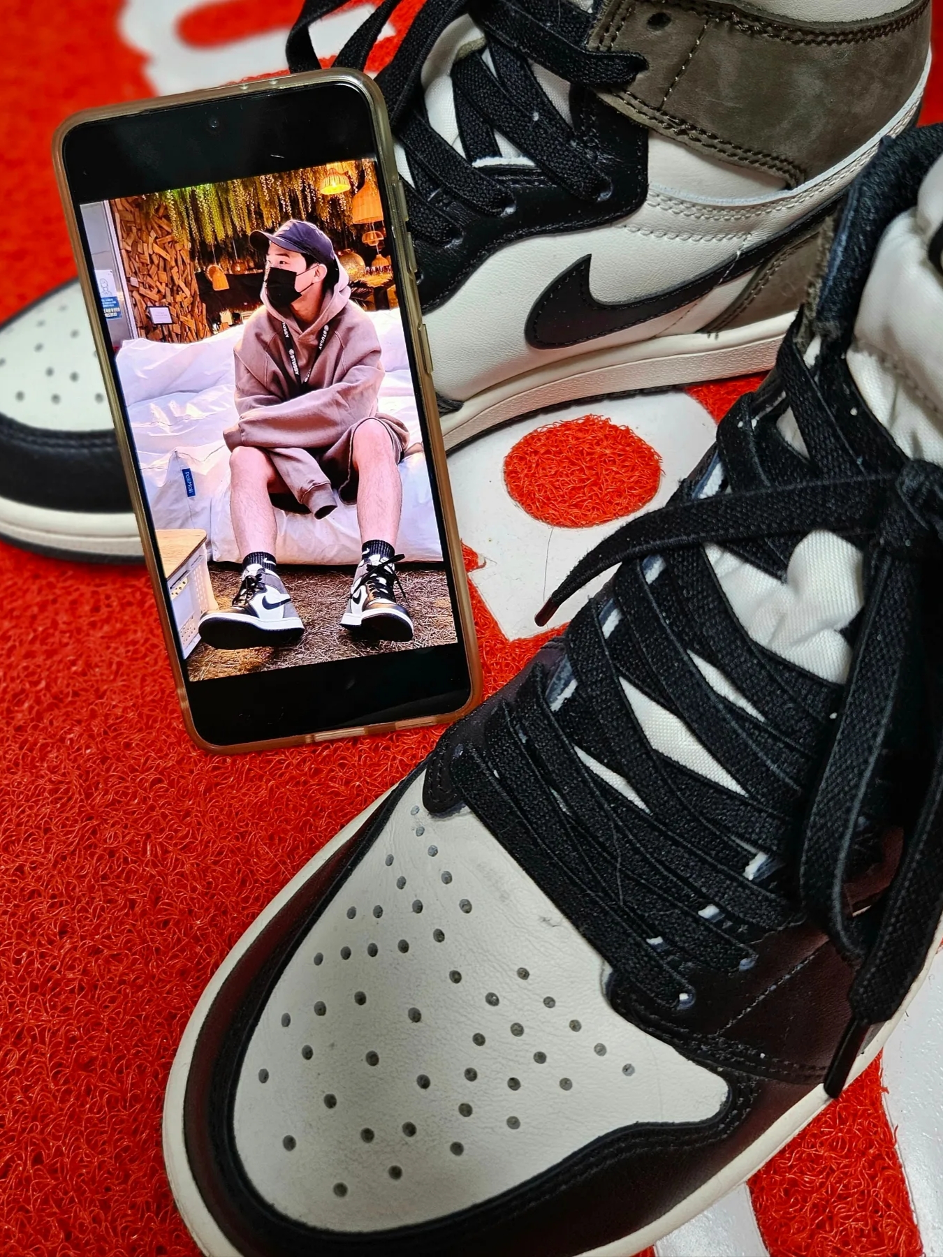Jordan 1 Retro High OG Black Mocha, Essentials x New Era Retro Crown Strapback Black 착용 스타일 - 3
